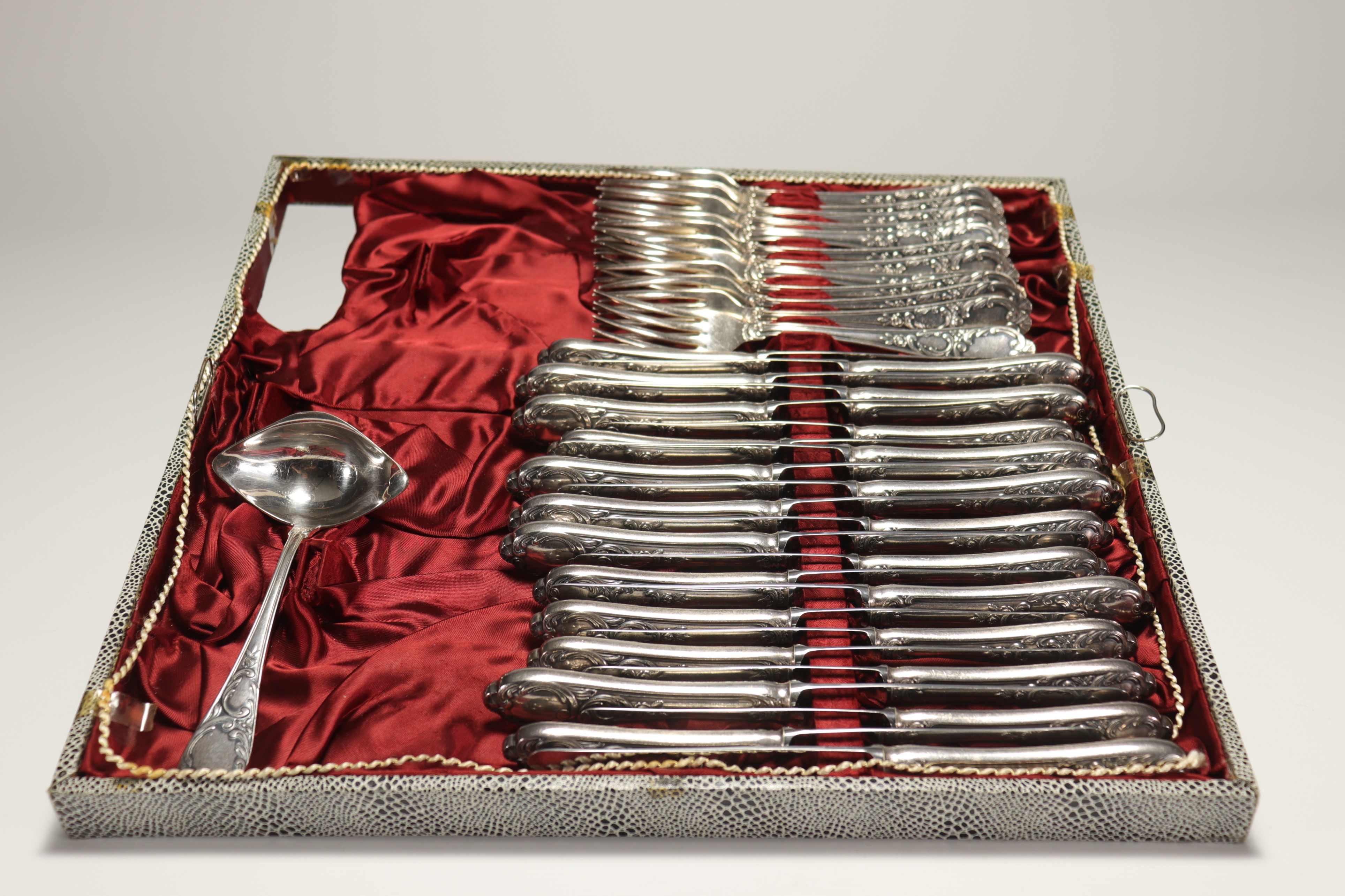 112-piece silver-plated household set. - Image 3 of 4