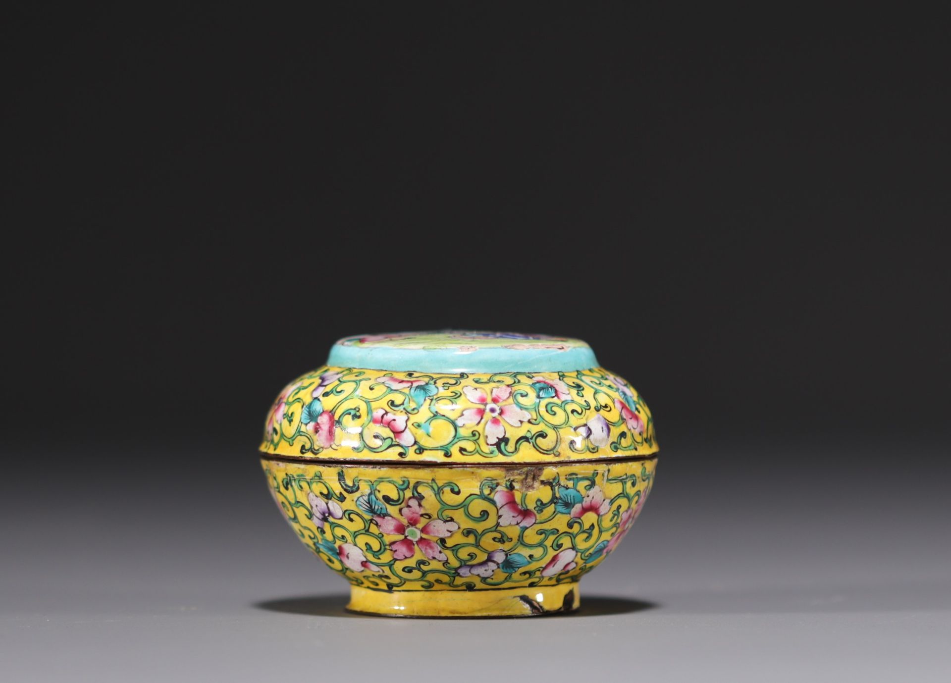 China - Cloisonne enamel box with figures, Canton, 18th-19th century. - Image 3 of 3