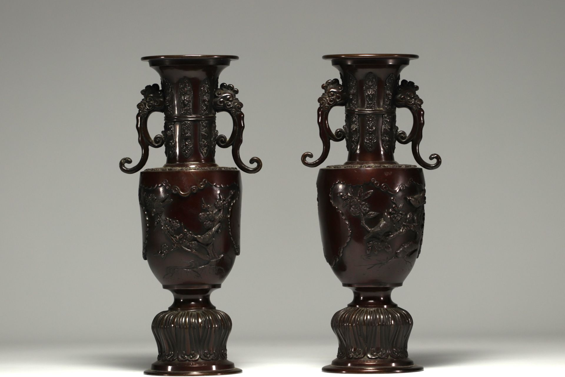 Japan - A pair of bronze vases with a brown patina, decorated with birds. - Image 2 of 3