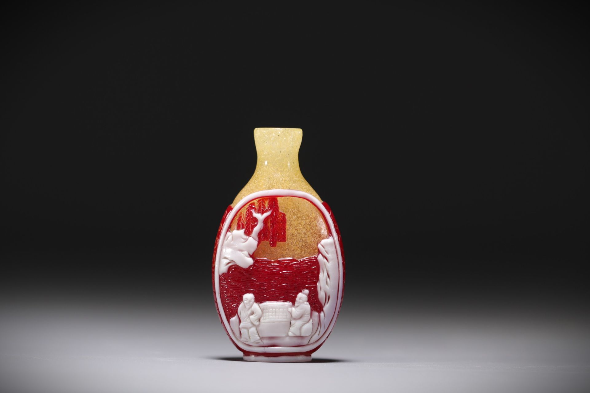 China - Multi-layered glass snuffbox decorated with figures. - Bild 2 aus 4