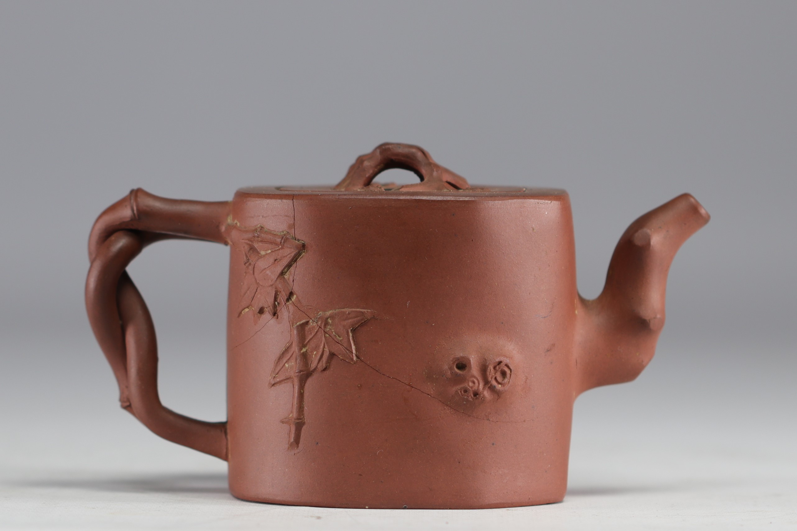 China - Yixing teapot in terracotta with floral decoration in relief, debossed mark on the underside - Image 2 of 4