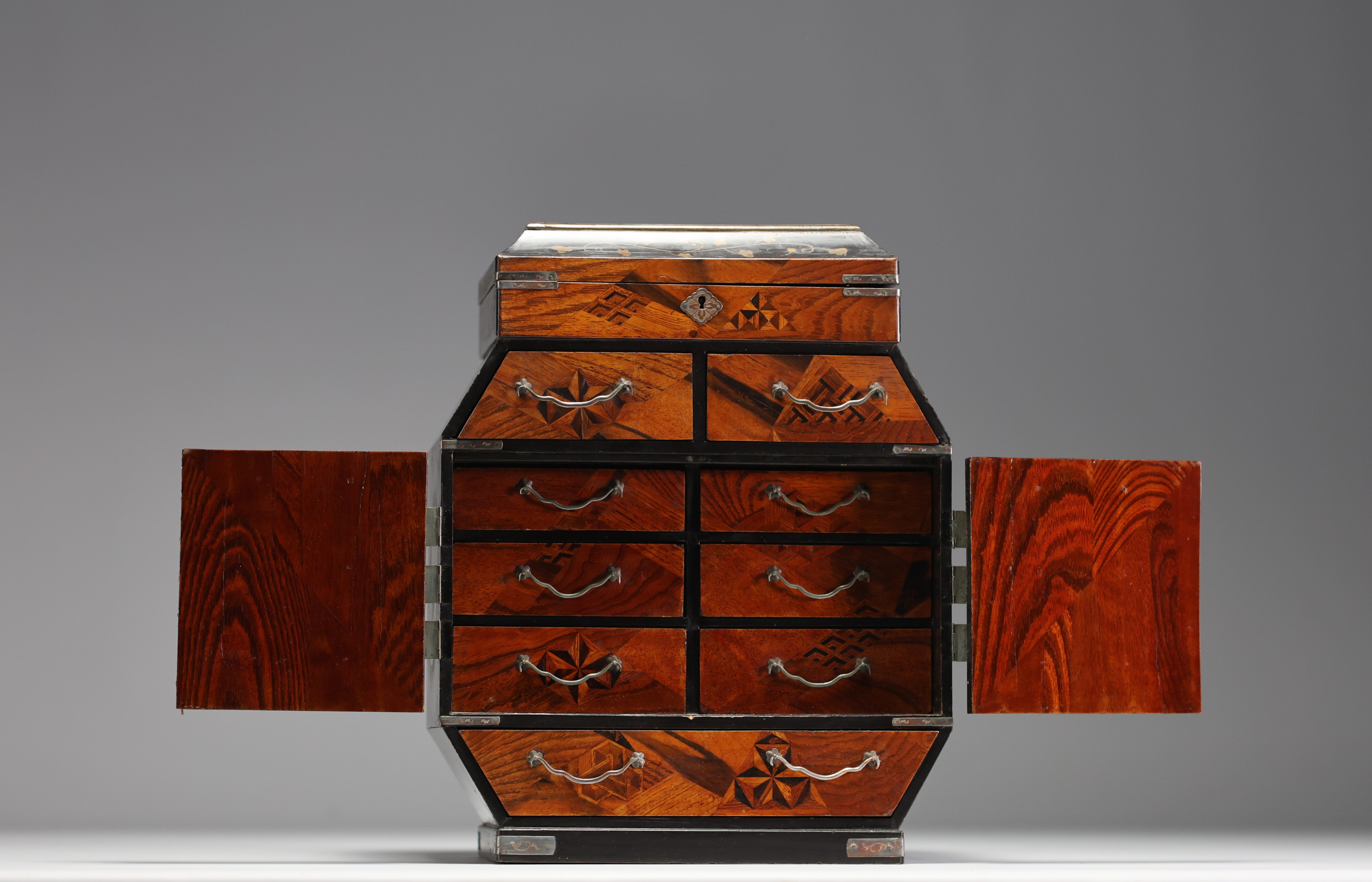 Japan - Small jewellery box, wood and lacquer marquetry, circa 1900. - Image 4 of 4