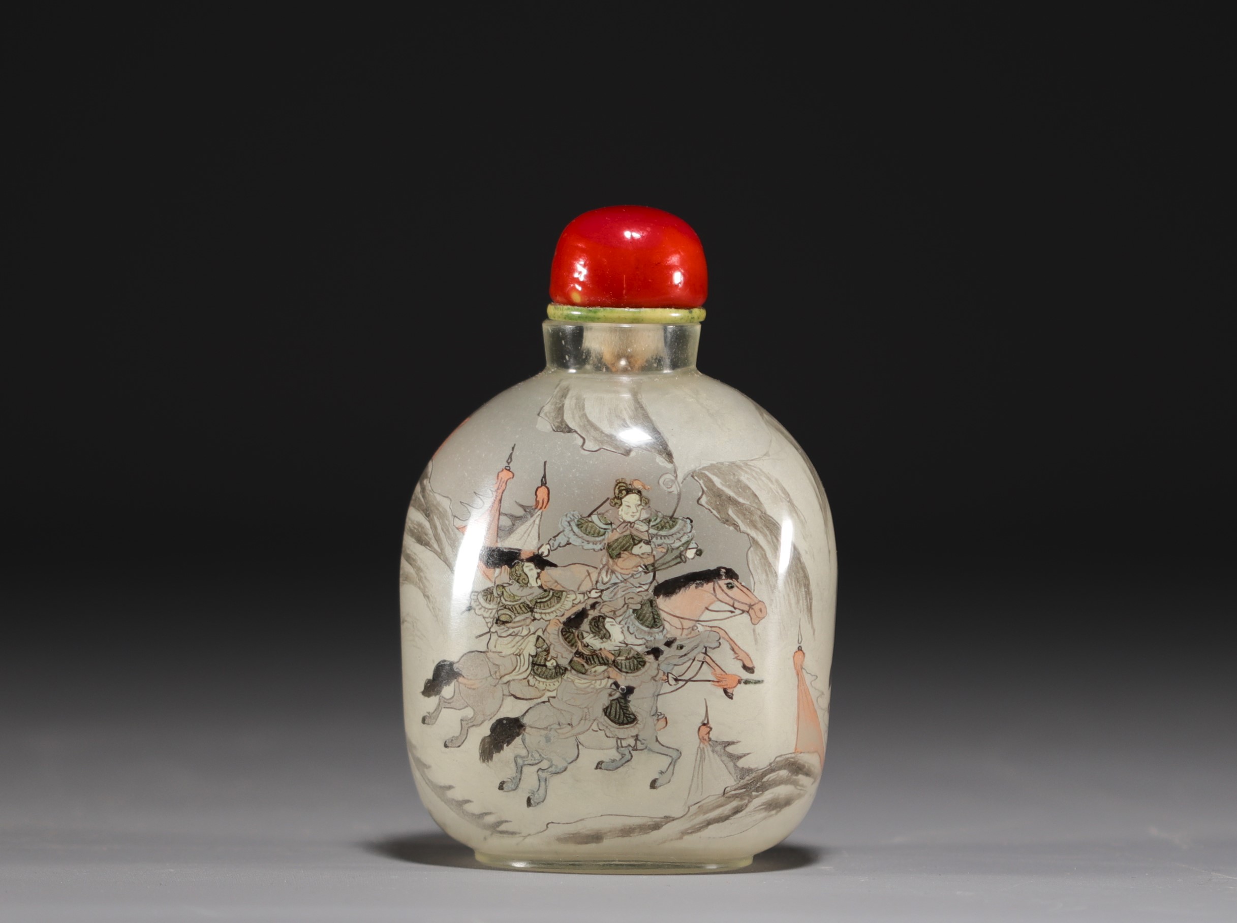 China - Glass snuffbox painted on the inside depicting a combat scene on horseback, early 20th centu - Image 2 of 3