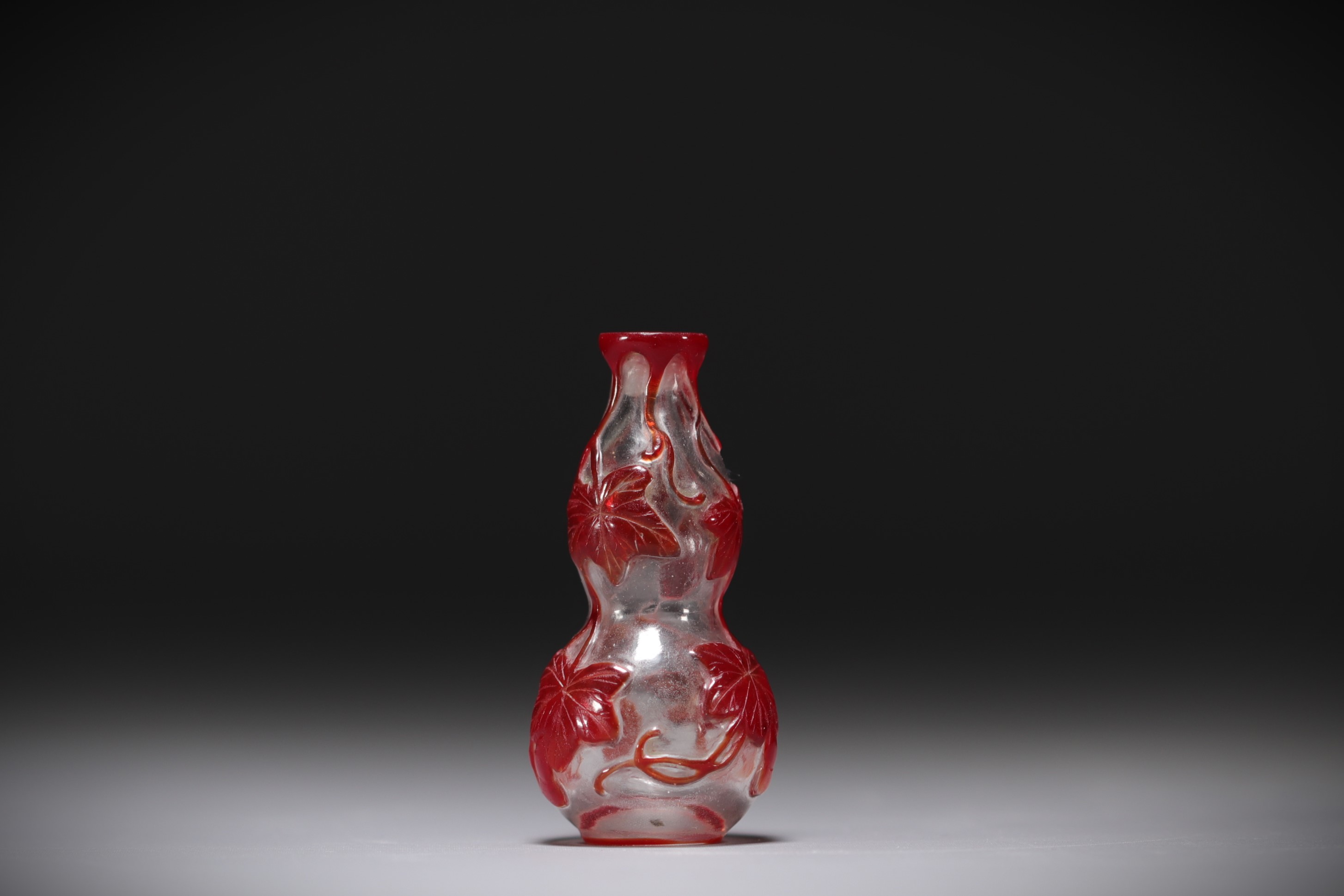 China - Snuffbox in multi-layered glass, clear background with red flowers. - Image 3 of 4