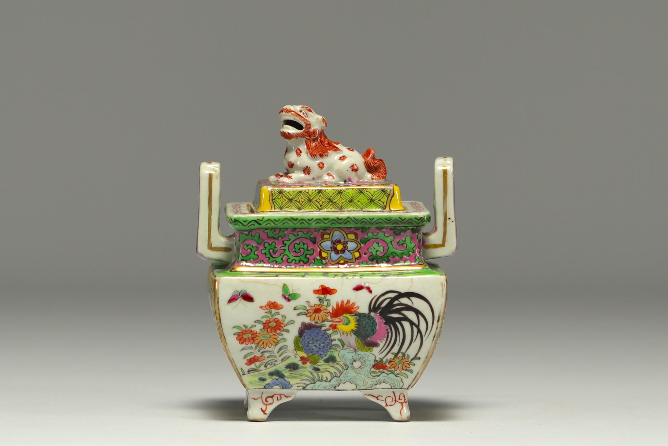 China - Small polychrome porcelain perfume burner with floral decoration, rooster and Fo dog. - Image 2 of 3