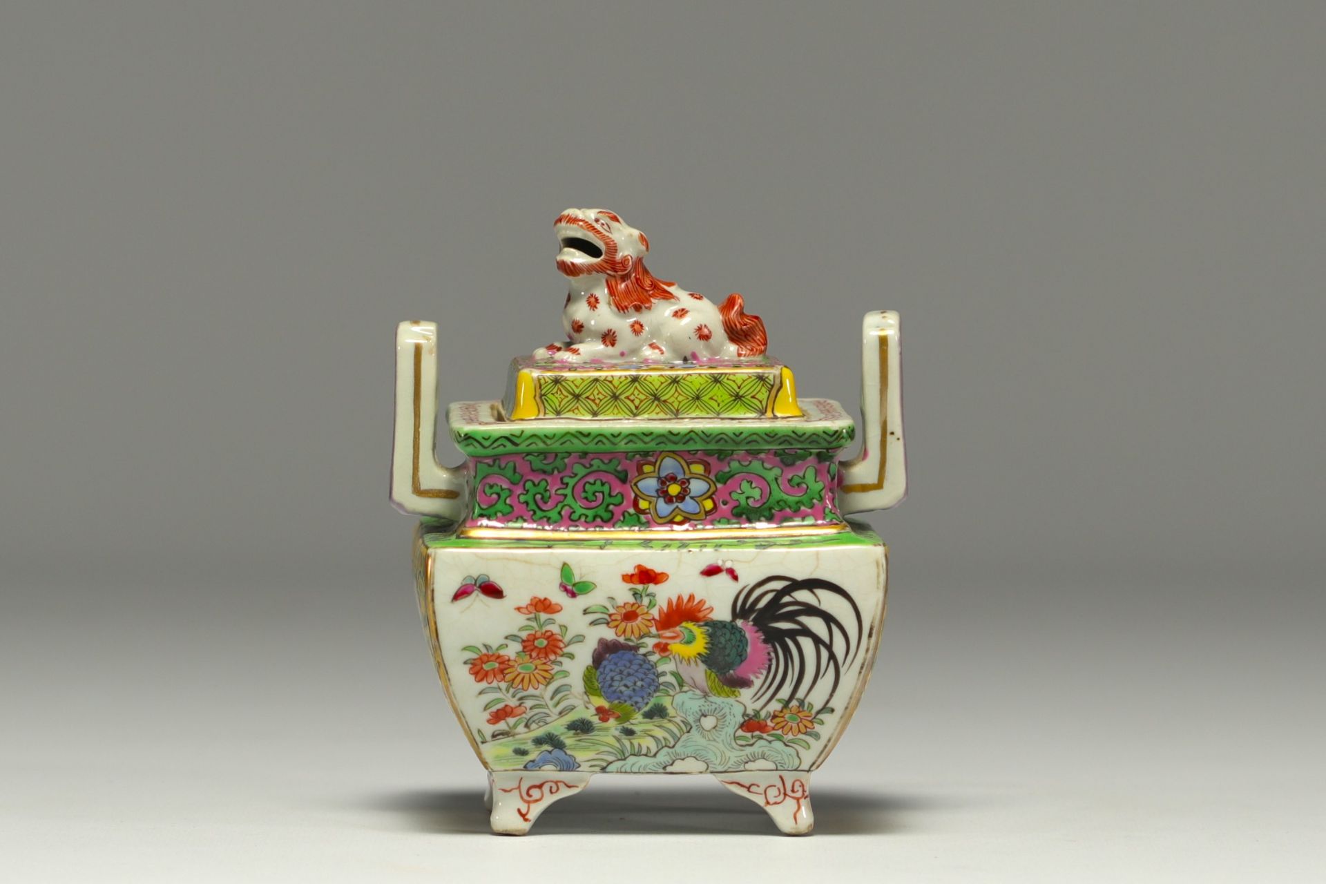 China - Small polychrome porcelain perfume burner with floral decoration, rooster and Fo dog. - Bild 2 aus 3