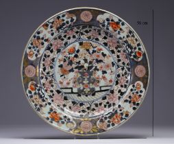 Japan - A large Japanese porcelain dish decorated with flowers, 18th century.