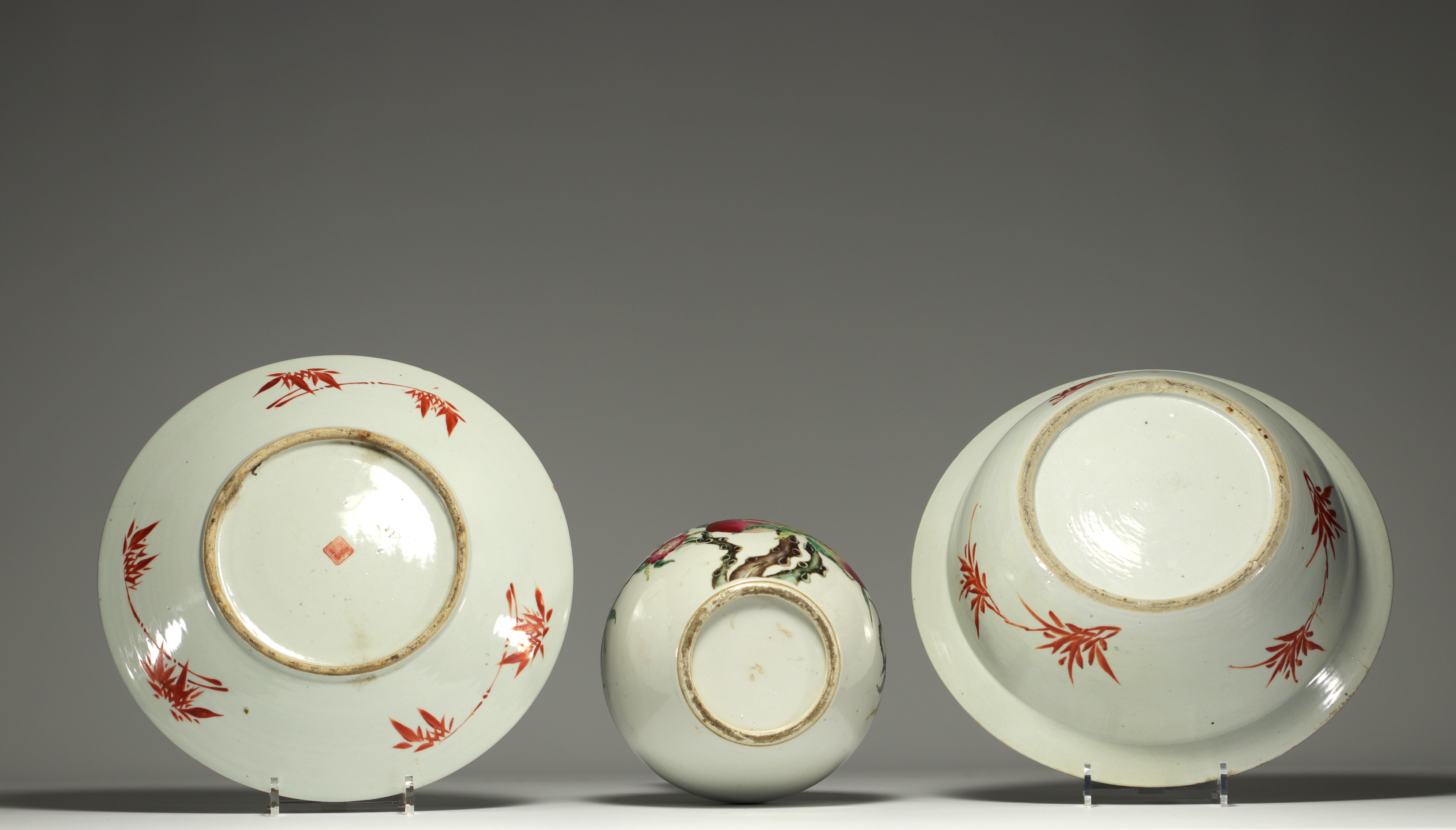 China - Set of two 19th century plates and a 20th century vase with nine peaches in polychrome porce - Bild 3 aus 3