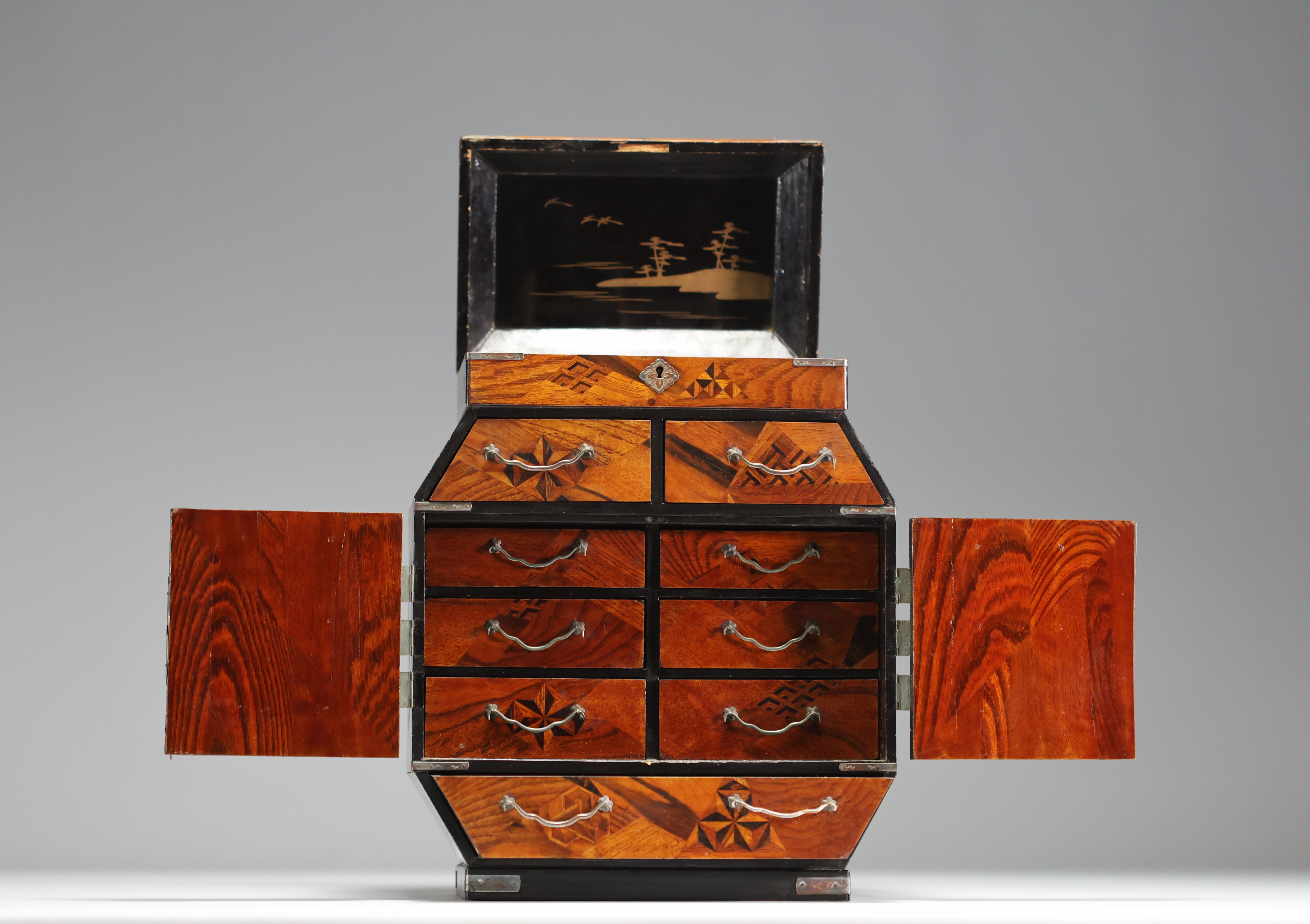 Japan - Small jewellery box, wood and lacquer marquetry, circa 1900. - Image 3 of 4