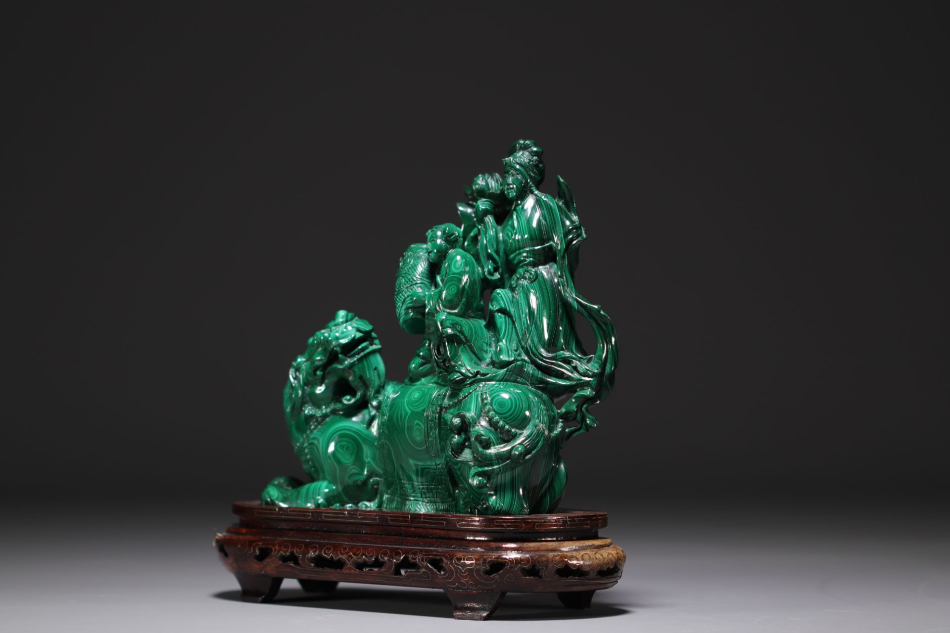 China - Malachite sculpture representing a Fo dog and characters, on a wooden base. - Bild 3 aus 4