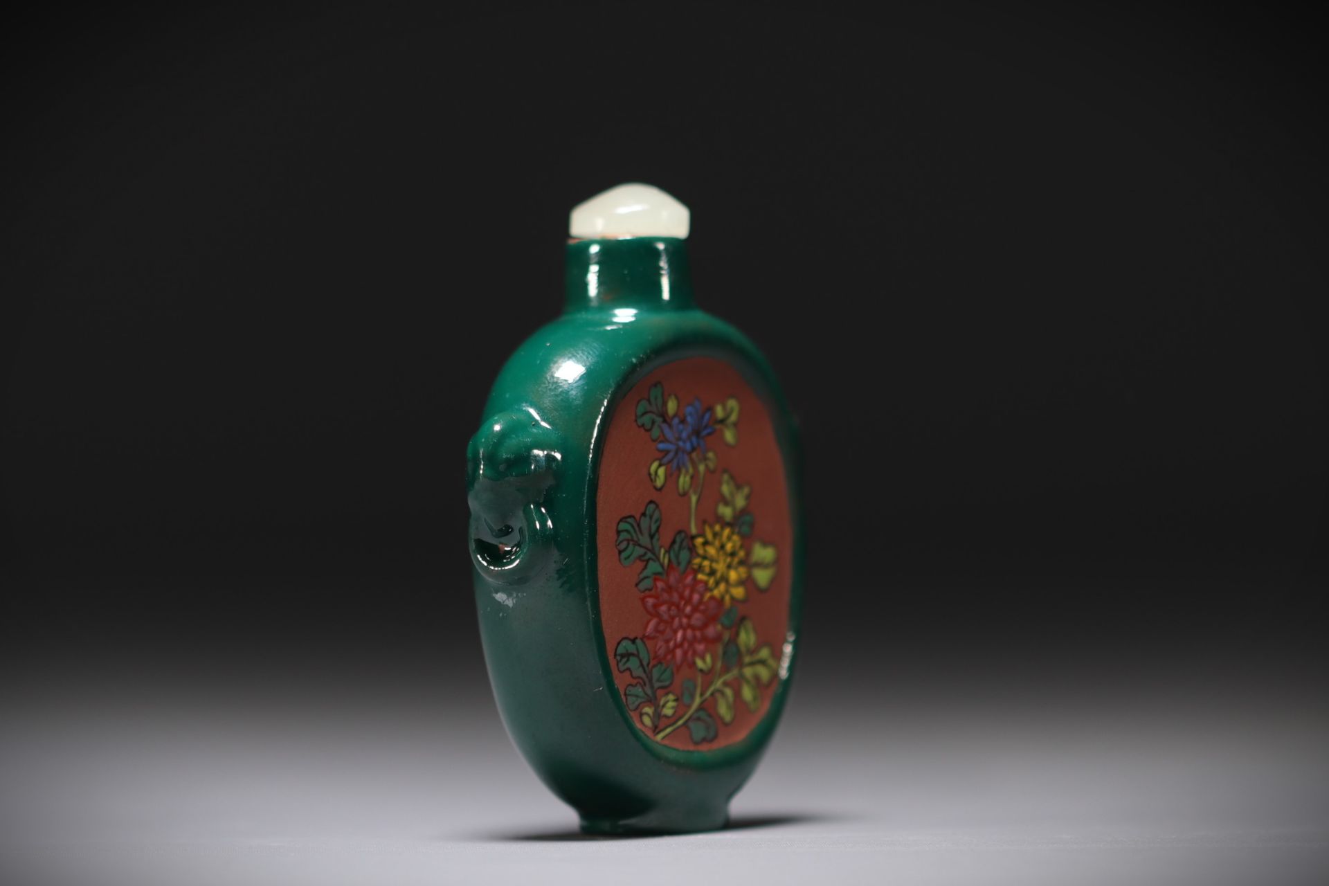 China - Ceramic snuffbox with floral decoration, circa 1900. - Bild 2 aus 4