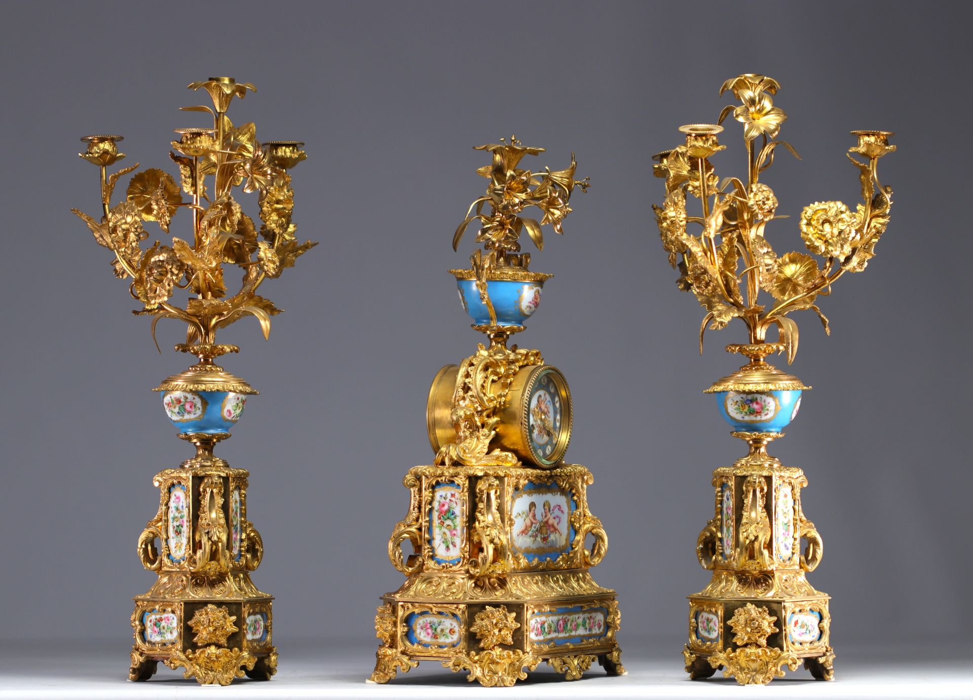 Imposing Sevres porcelain and gilded bronze mantelpiece. - Bild 2 aus 3