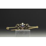 Brooch in 18k gold, platinum, sapphire, pearls and diamonds weighing 5.7gr.