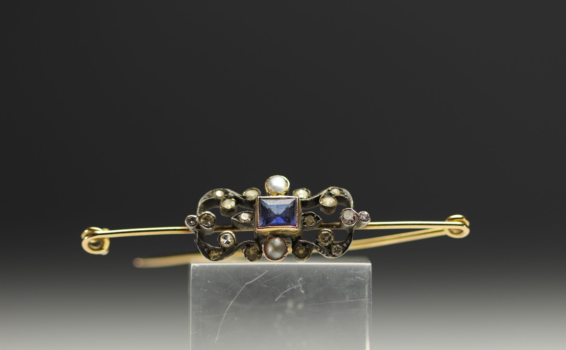 Brooch in 18k gold, platinum, sapphire, pearls and diamonds weighing 5.7gr.