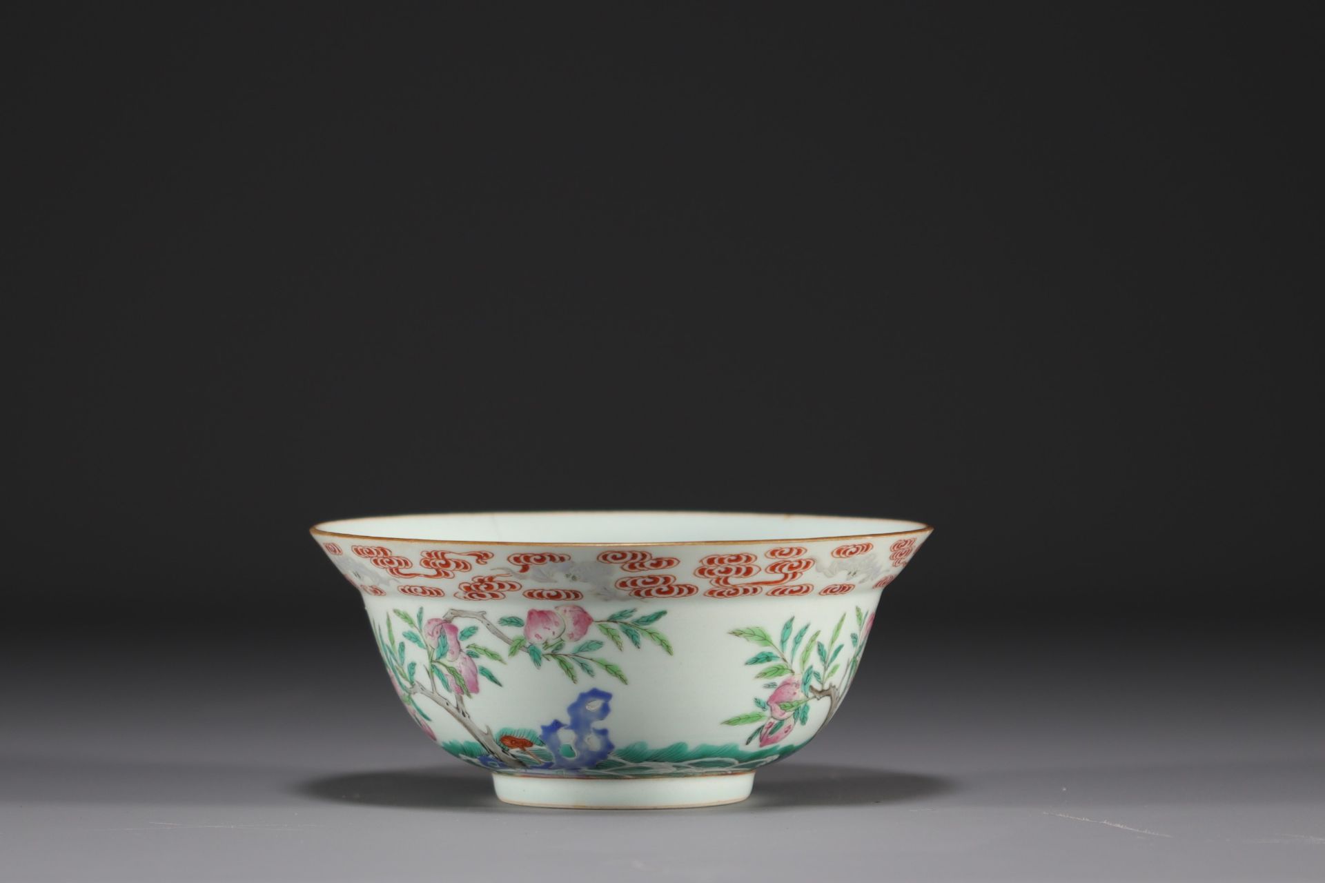 China - Porcelain bowl decorated with peaches and bats, Jiaqing period, late 18th / early 19th centu - Bild 3 aus 4