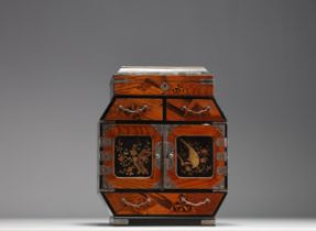 Japan - Small jewellery box, wood and lacquer marquetry, circa 1900.