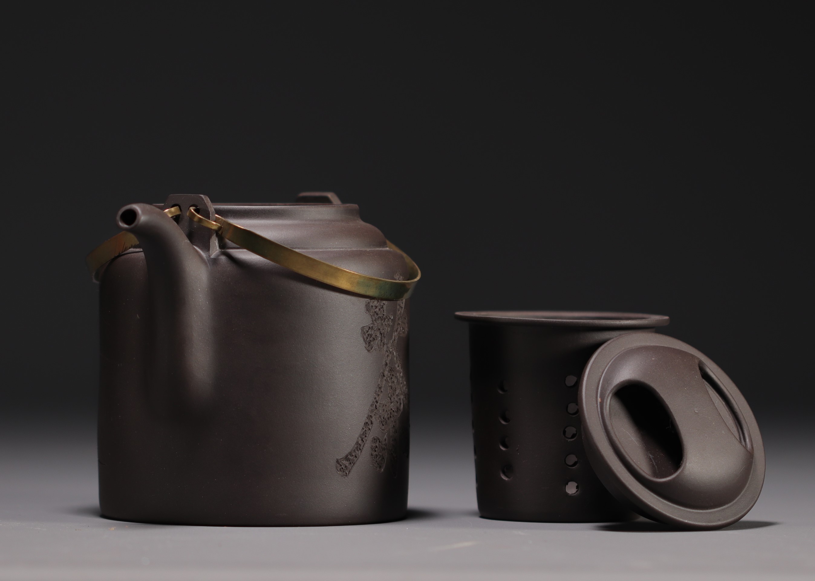 China - Yixing violet clay teapot in its box, 20th century. - Image 5 of 5
