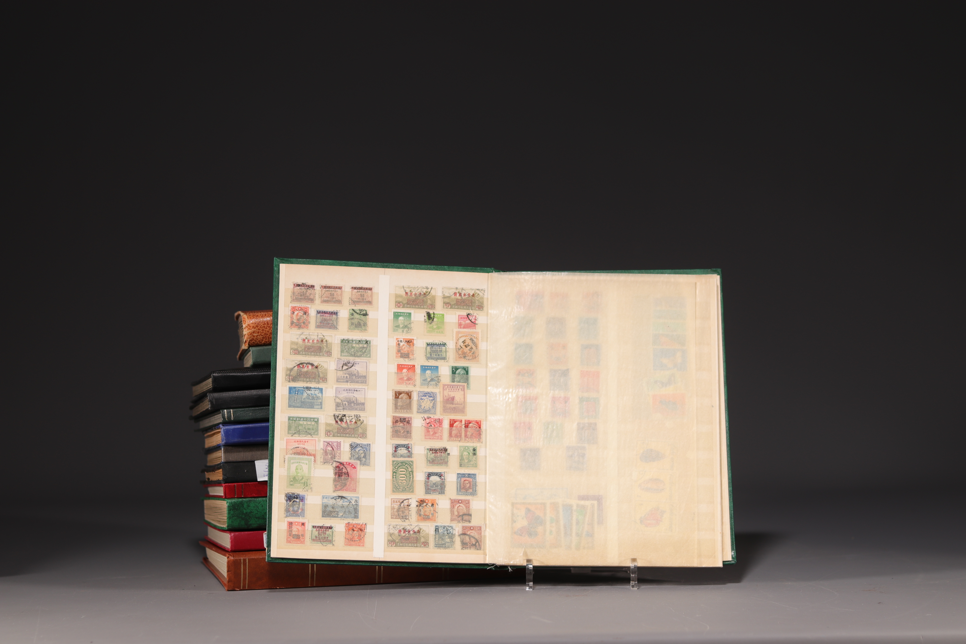 Set of 26 albums of world stamps, China, Japan, Middle East, Europe, etc. (Lot 3) - Image 8 of 17