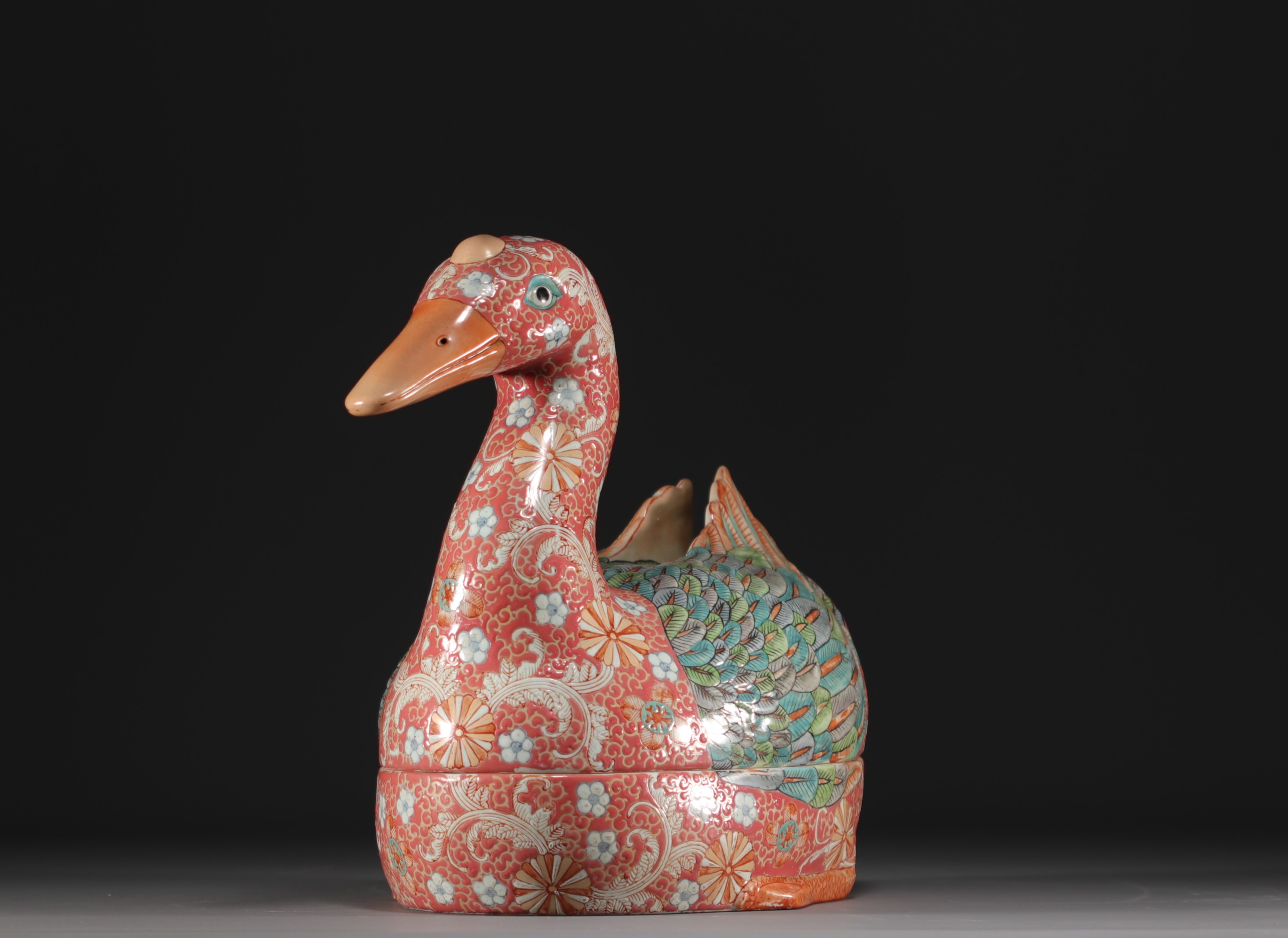 China - Duck-shaped famille rose porcelain soup tureen. - Image 2 of 4