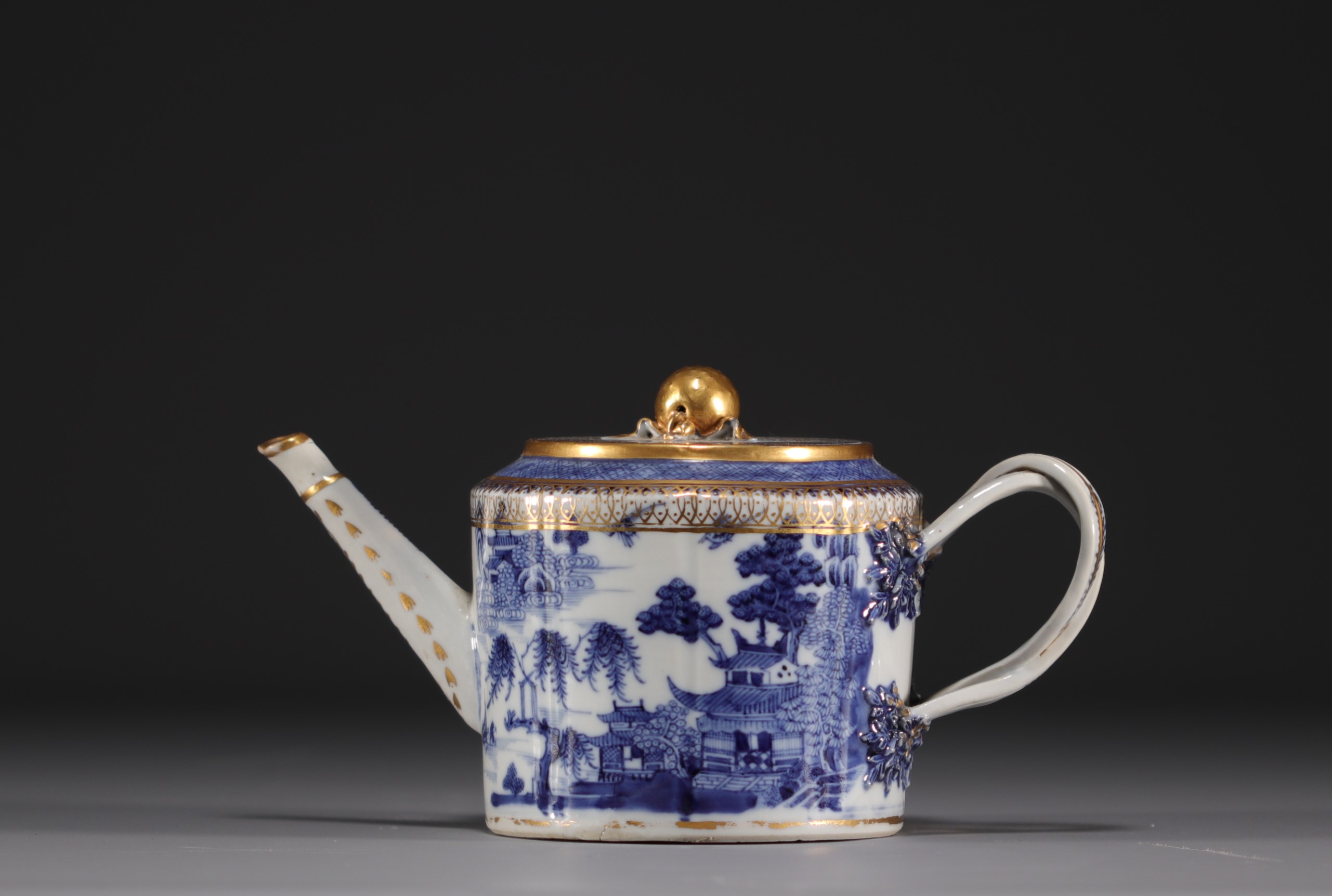 China - Blue-white porcelain teapot with gold highlights, Qianlong, 18th century. - Image 5 of 6