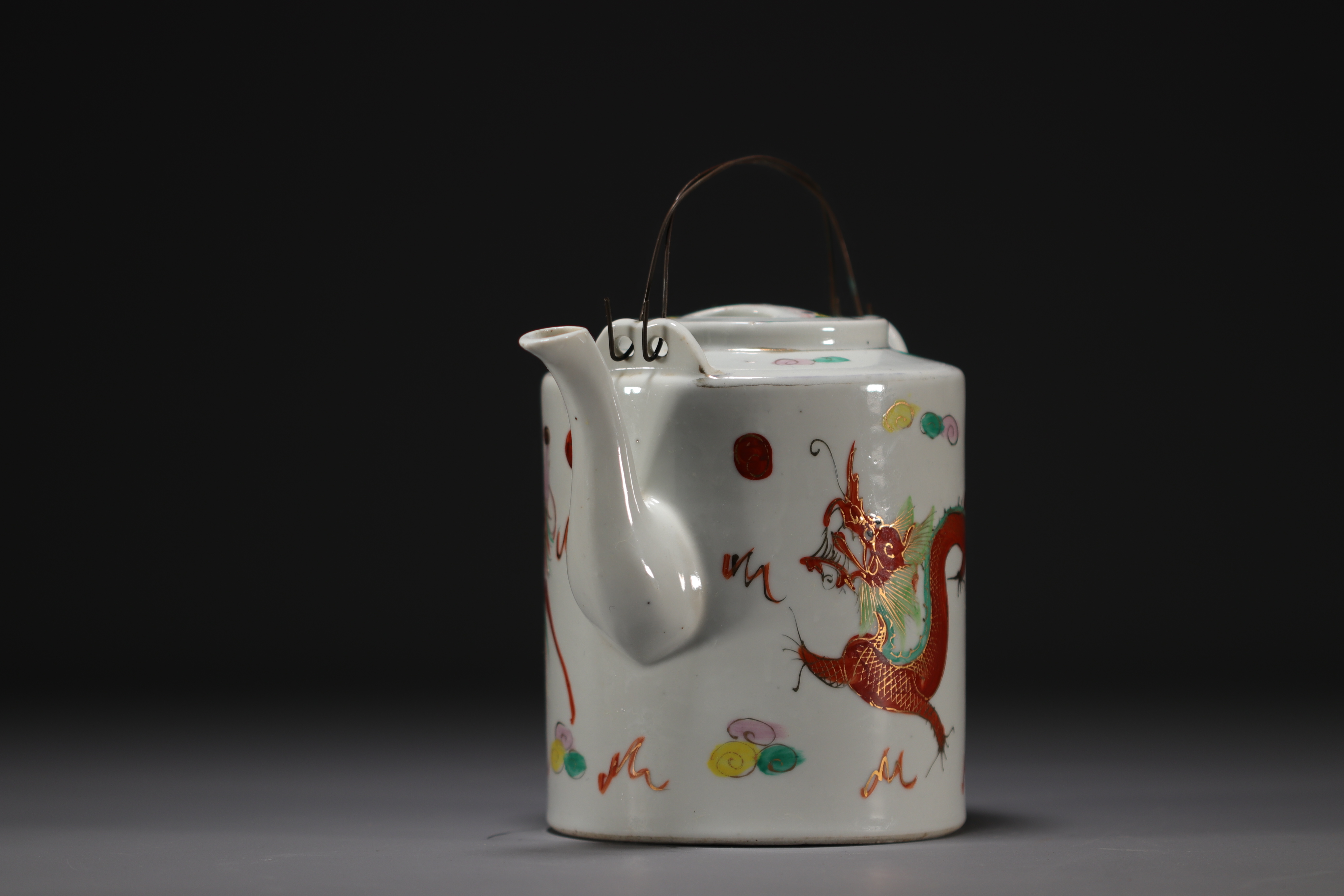 China - Porcelain teapot with dragon design, circa 1900. - Image 3 of 4