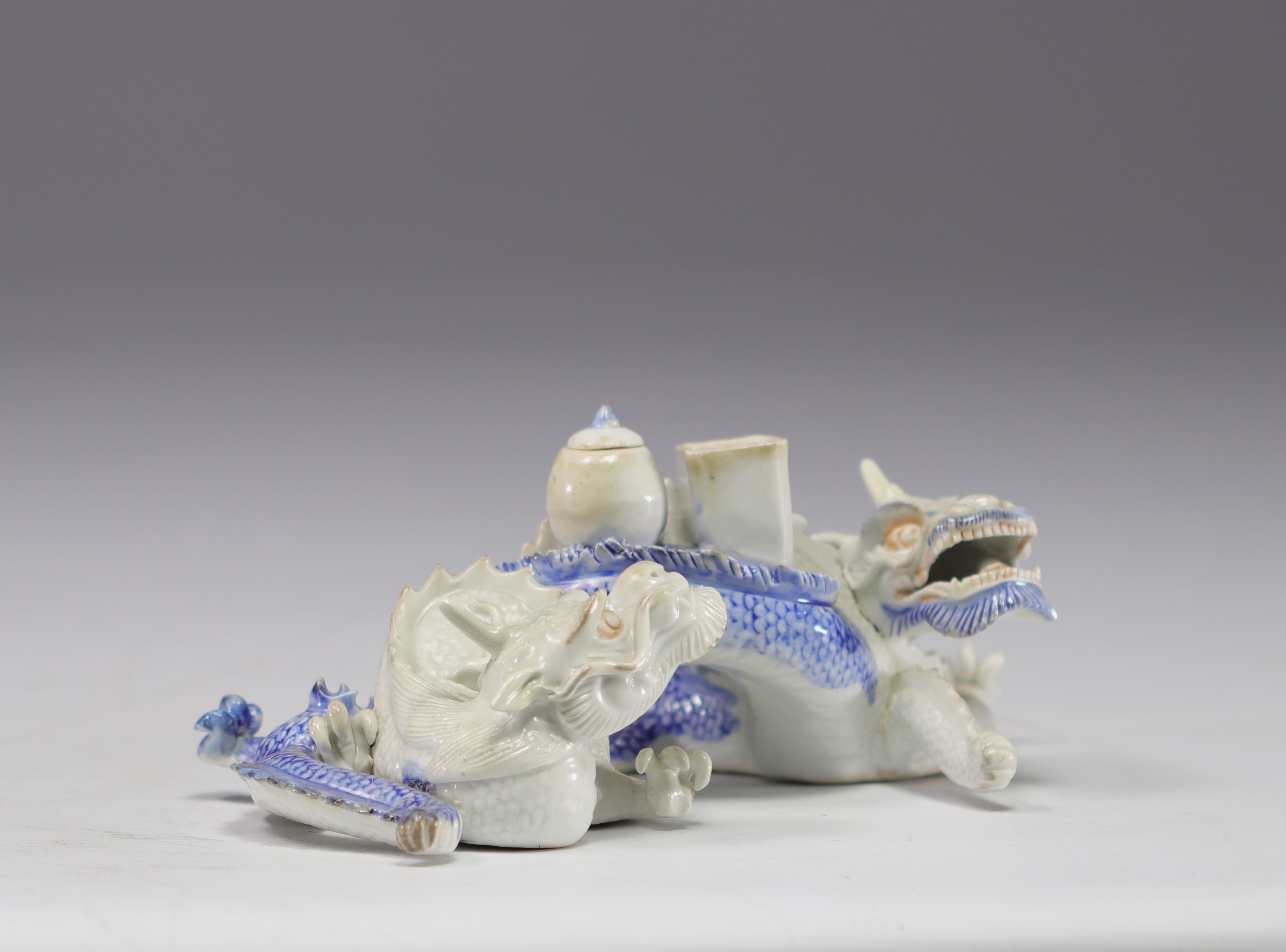 Japanese porcelain inkwell decorated with dragons - Image 2 of 4