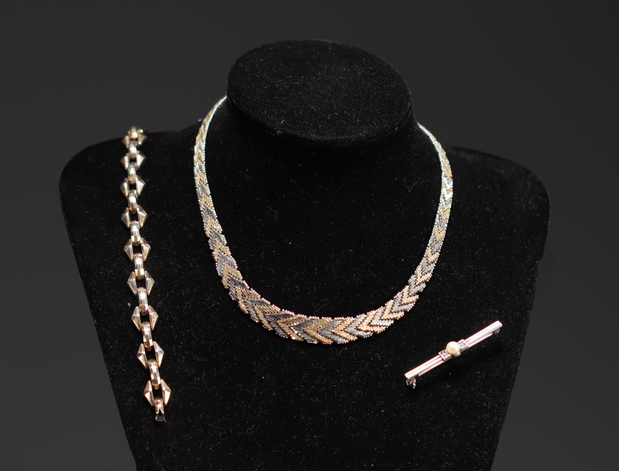 Set of three pieces of silver jewellery (a necklace, an Art Deco bracelet and a pearl brooch).