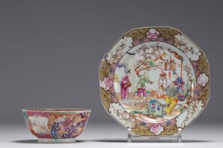 China - Set of two porcelain pieces with Qianlong figures.