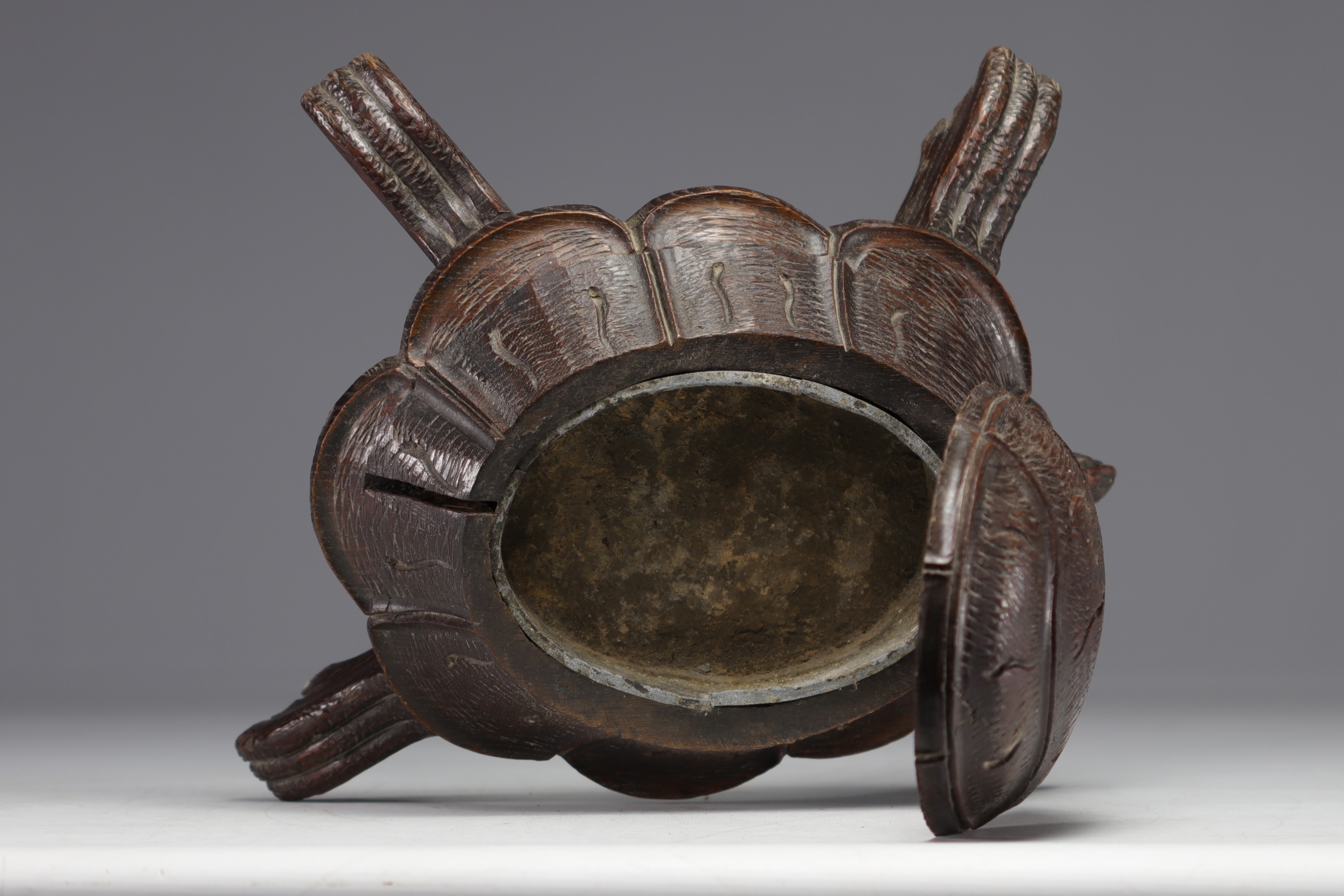 Wooden billiard spittoon in the shape of a turtle, late 19th century. - Image 4 of 5