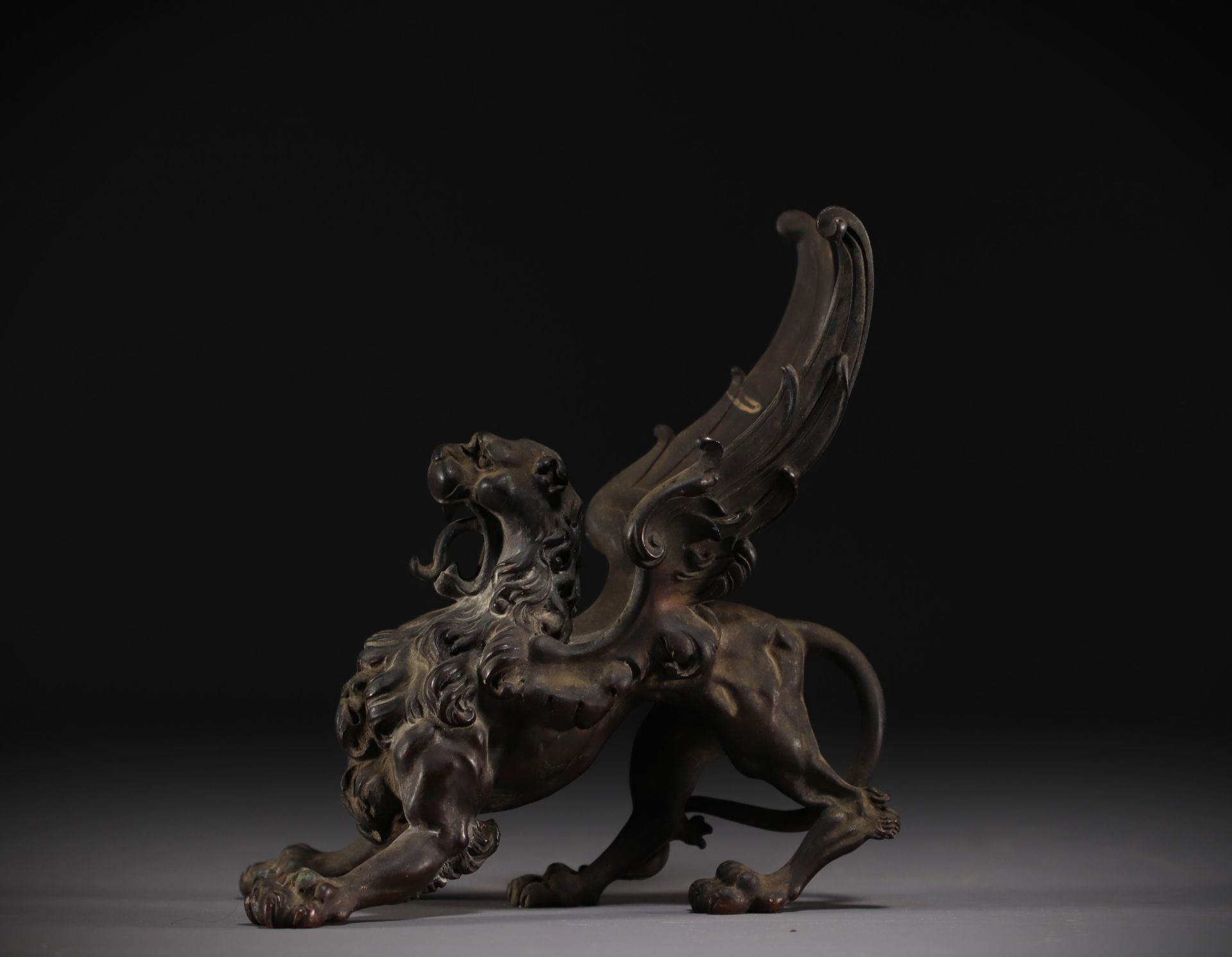 "Griffon" - Bronze sculpture with brown patina, 19th century. - Bild 3 aus 3