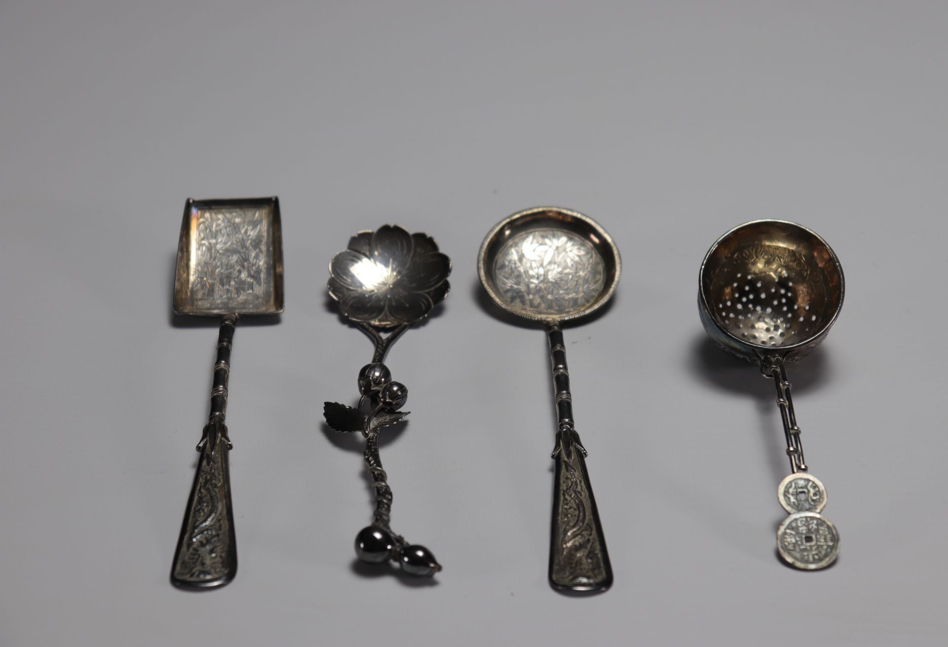 Asia - Set of four silver spoons decorated with bamboo and flowers. - Bild 3 aus 4
