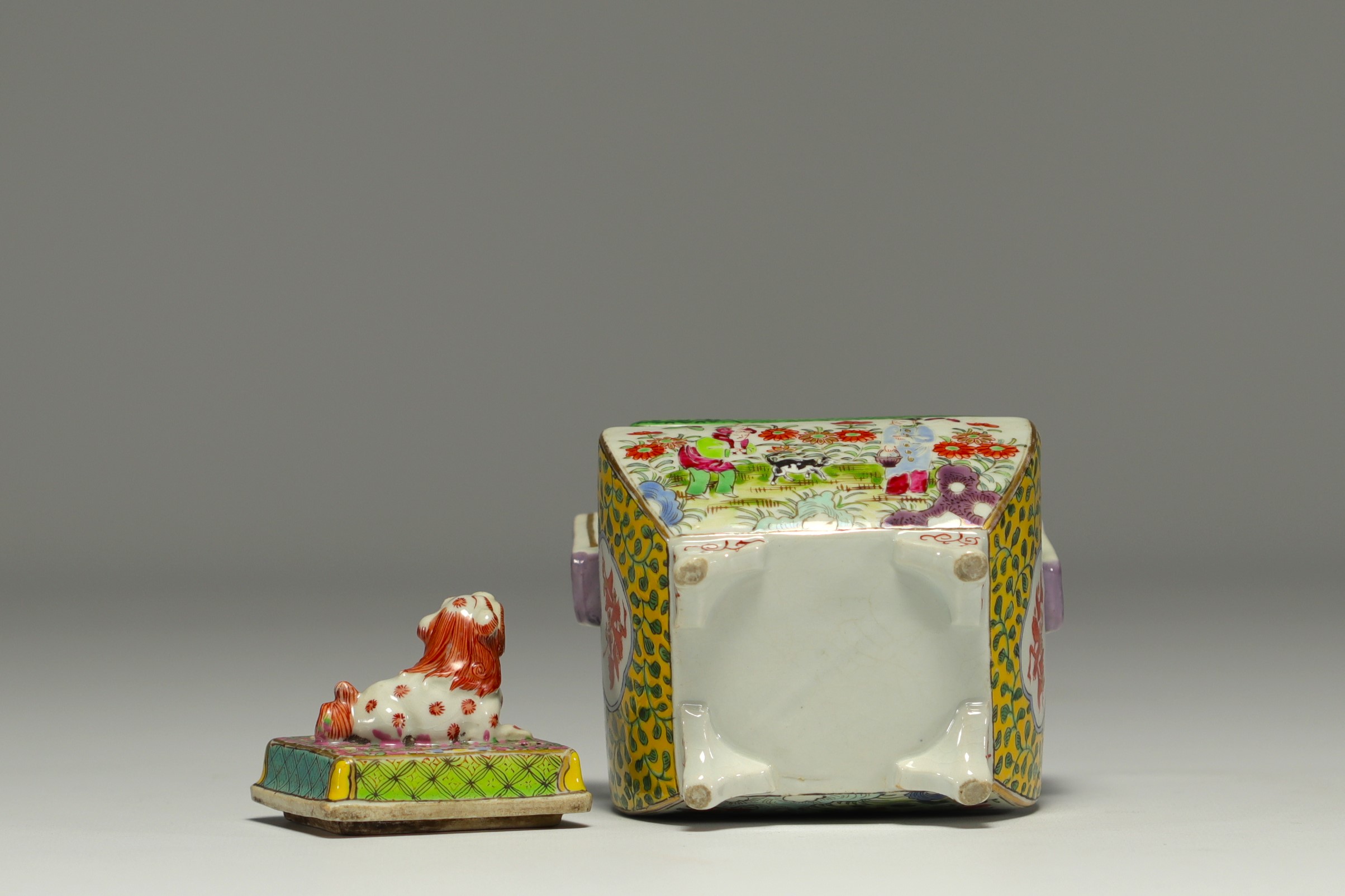 China - Small polychrome porcelain perfume burner with floral decoration, rooster and Fo dog. - Image 3 of 3