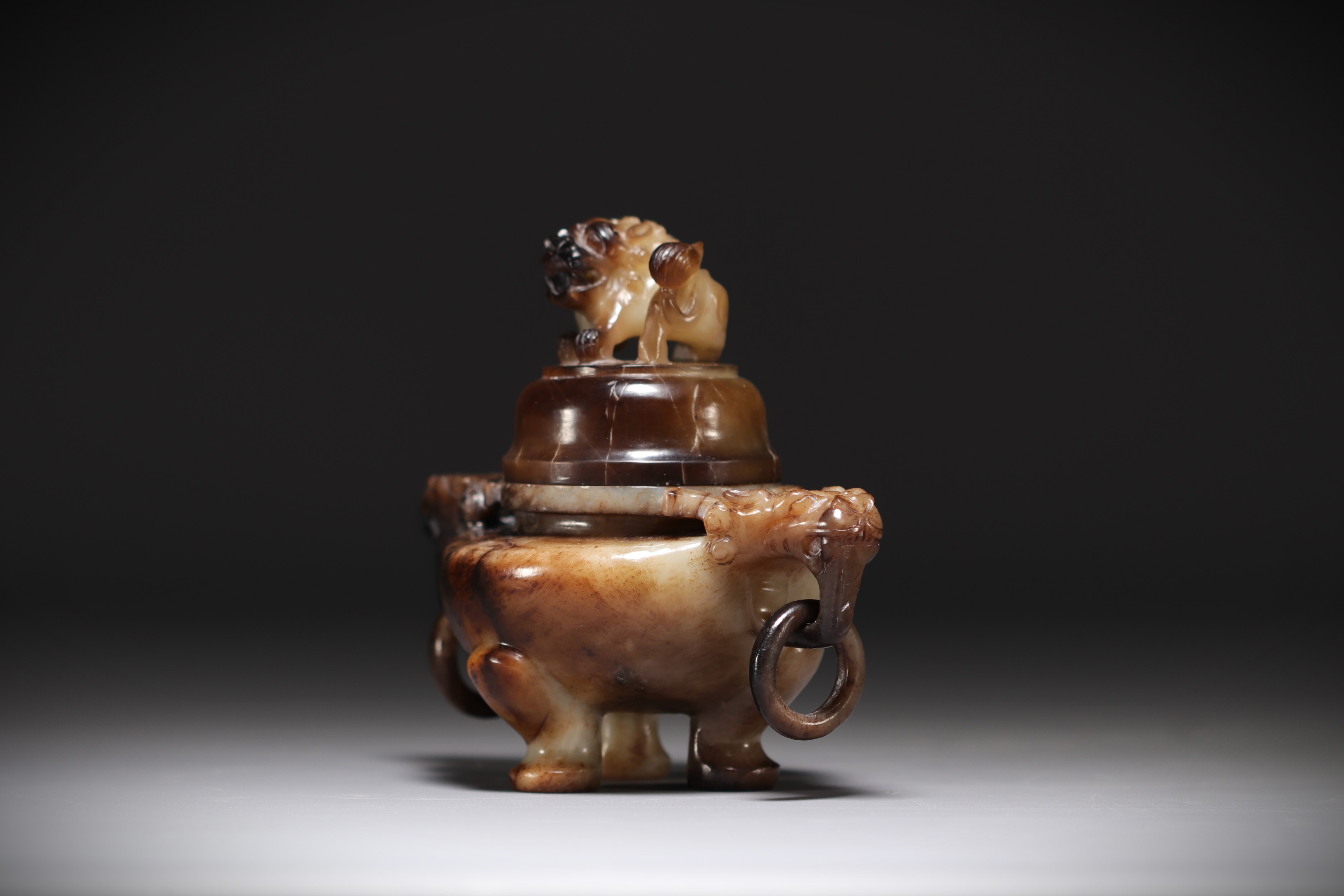 China - Tripod incense burner in brown jade, decorated with Fo dog and dragon head. - Image 2 of 4