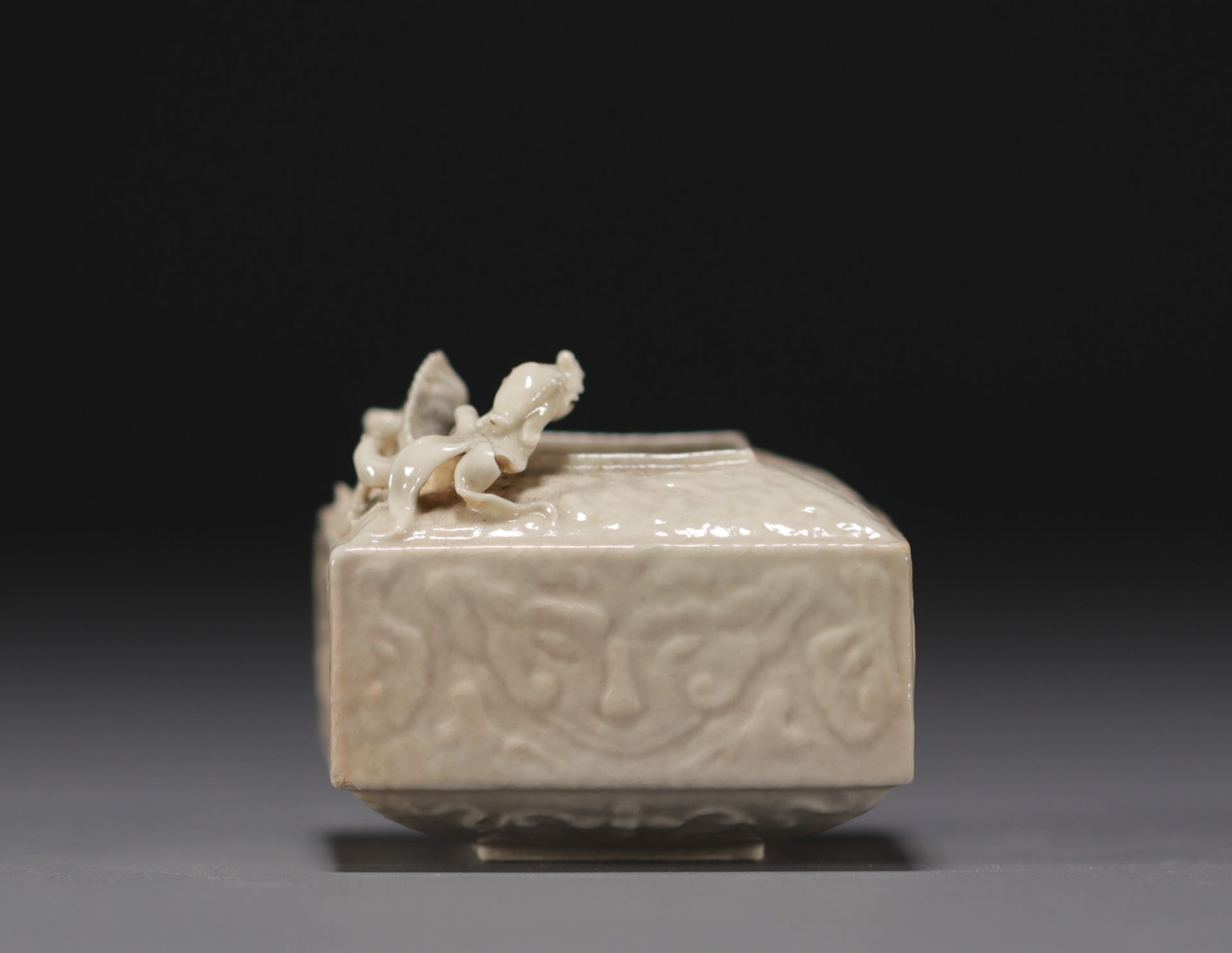 China - "Blanc de Chine" (Dehua porcelain) porcelain inkwell decorated with a dragon. - Bild 3 aus 5