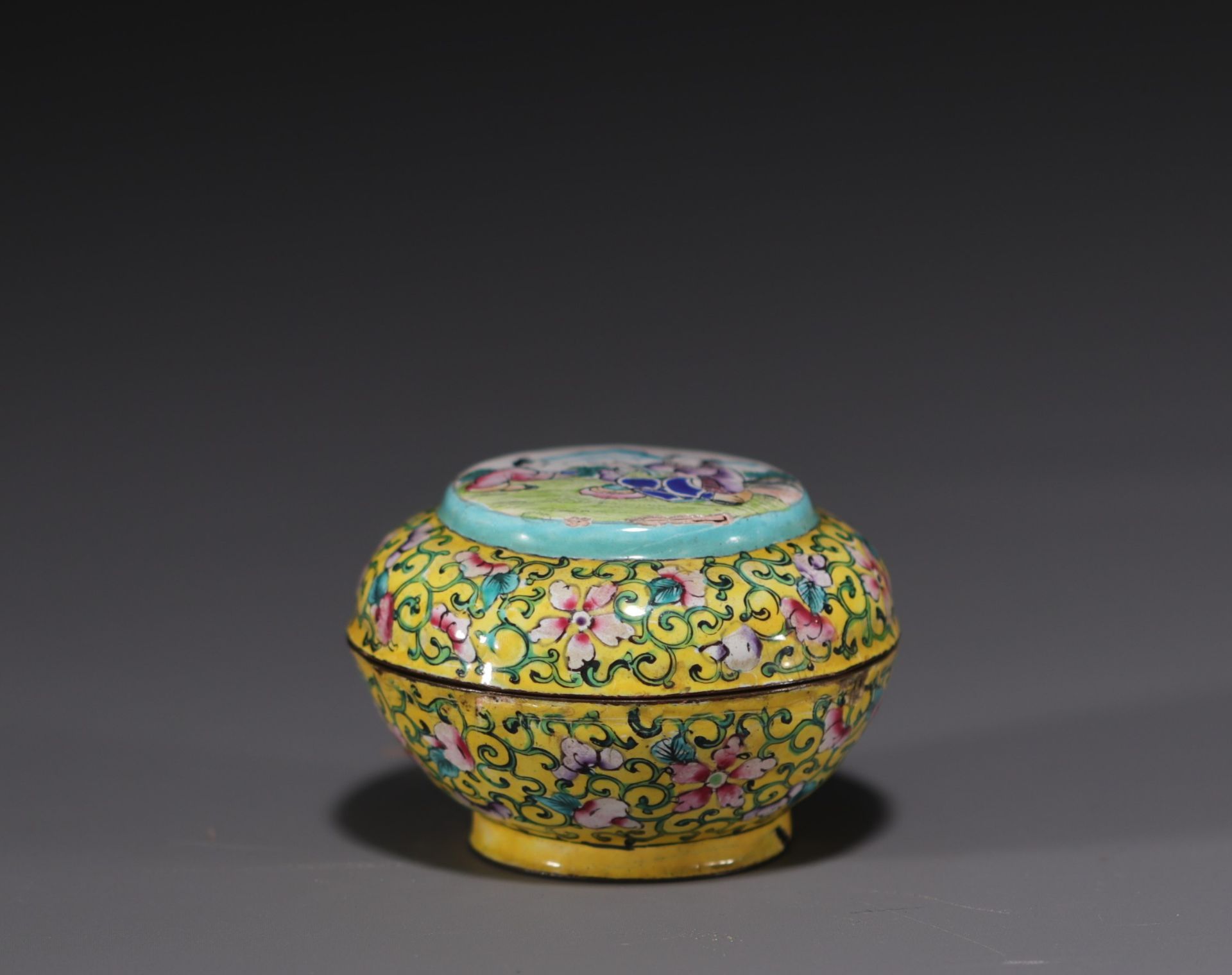 China - Cloisonne enamel box with figures, Canton, 18th-19th century.