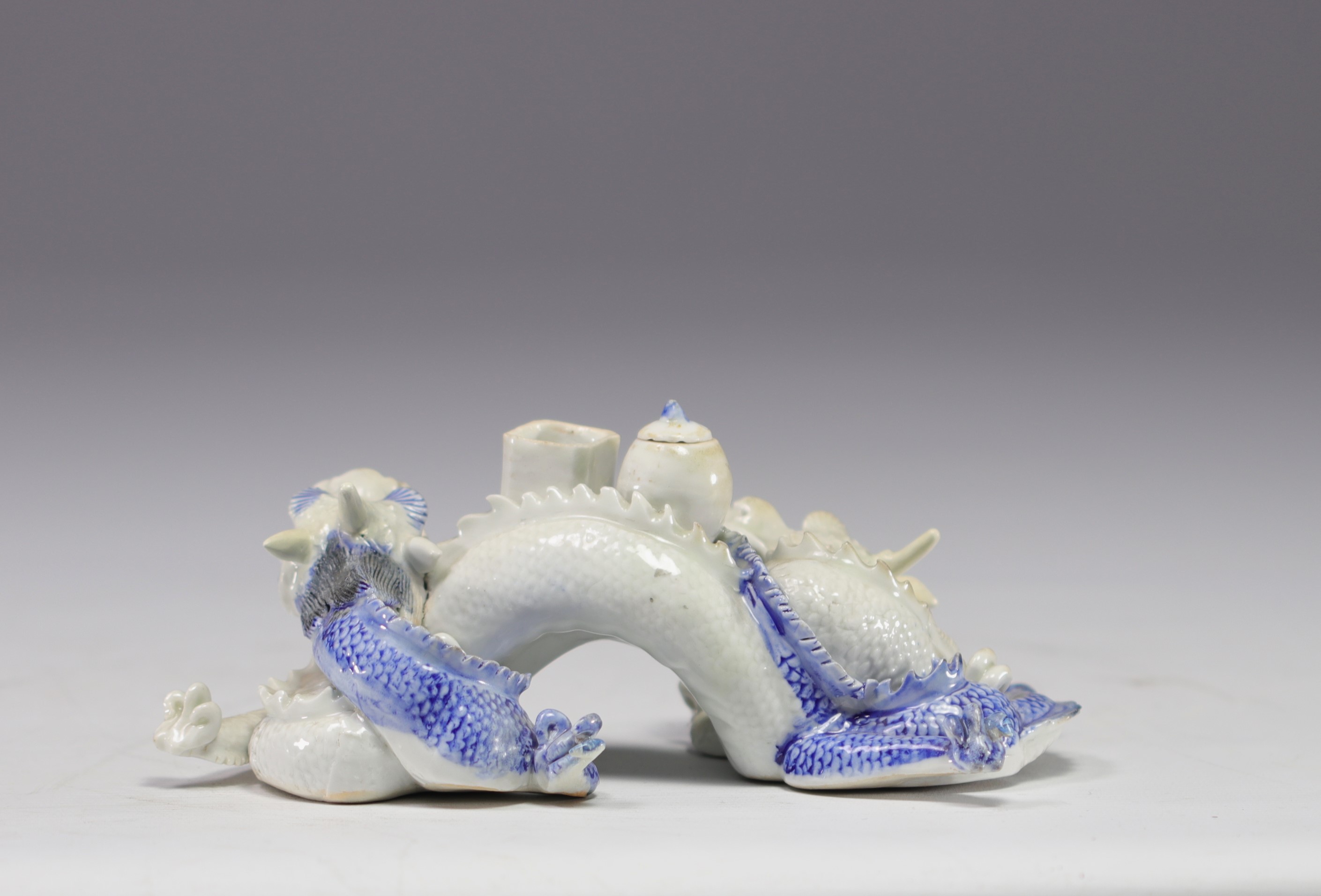 Japanese porcelain inkwell decorated with dragons - Image 4 of 4