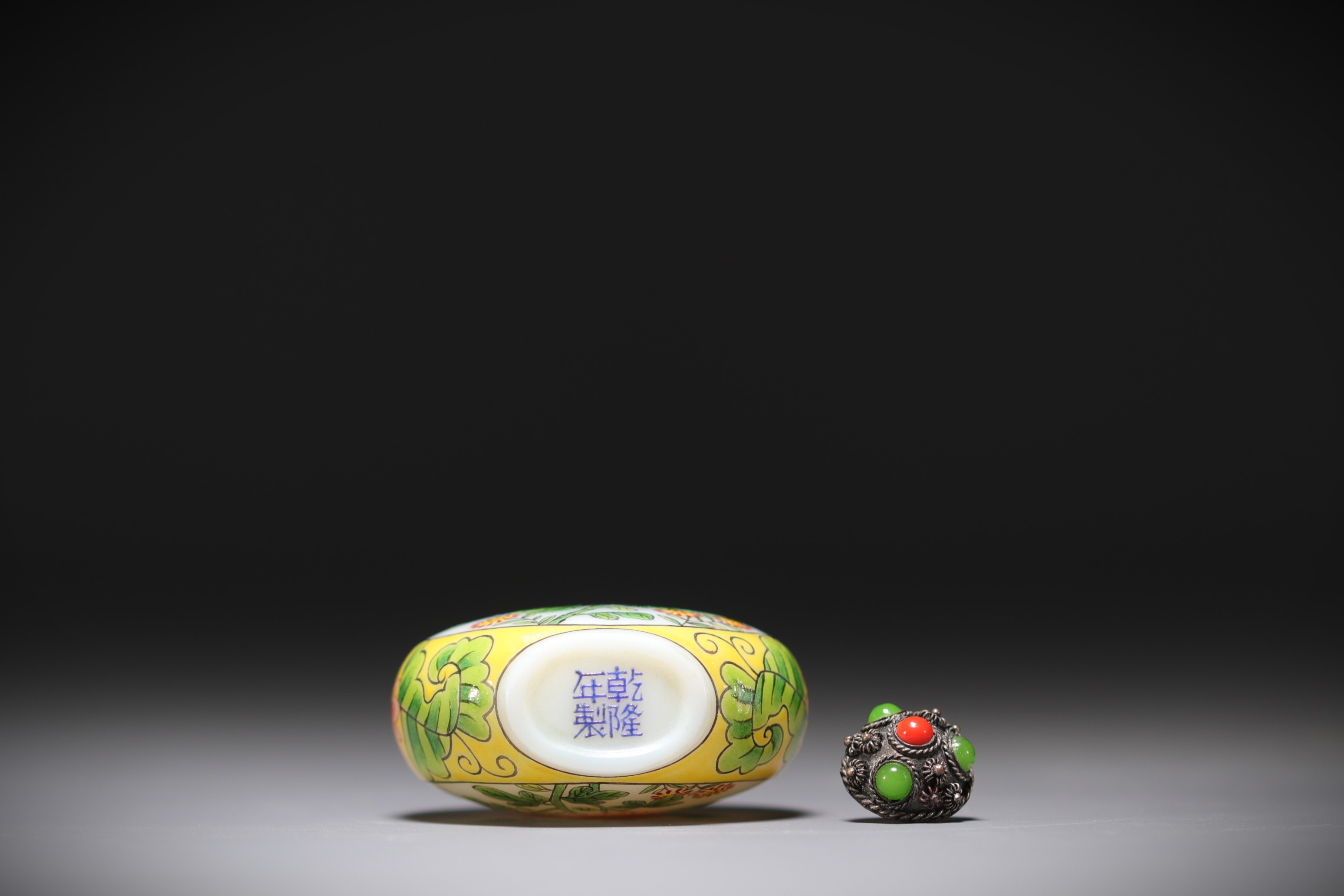 China - Peking glass snuffbox, Qianlong mark. - Image 4 of 4