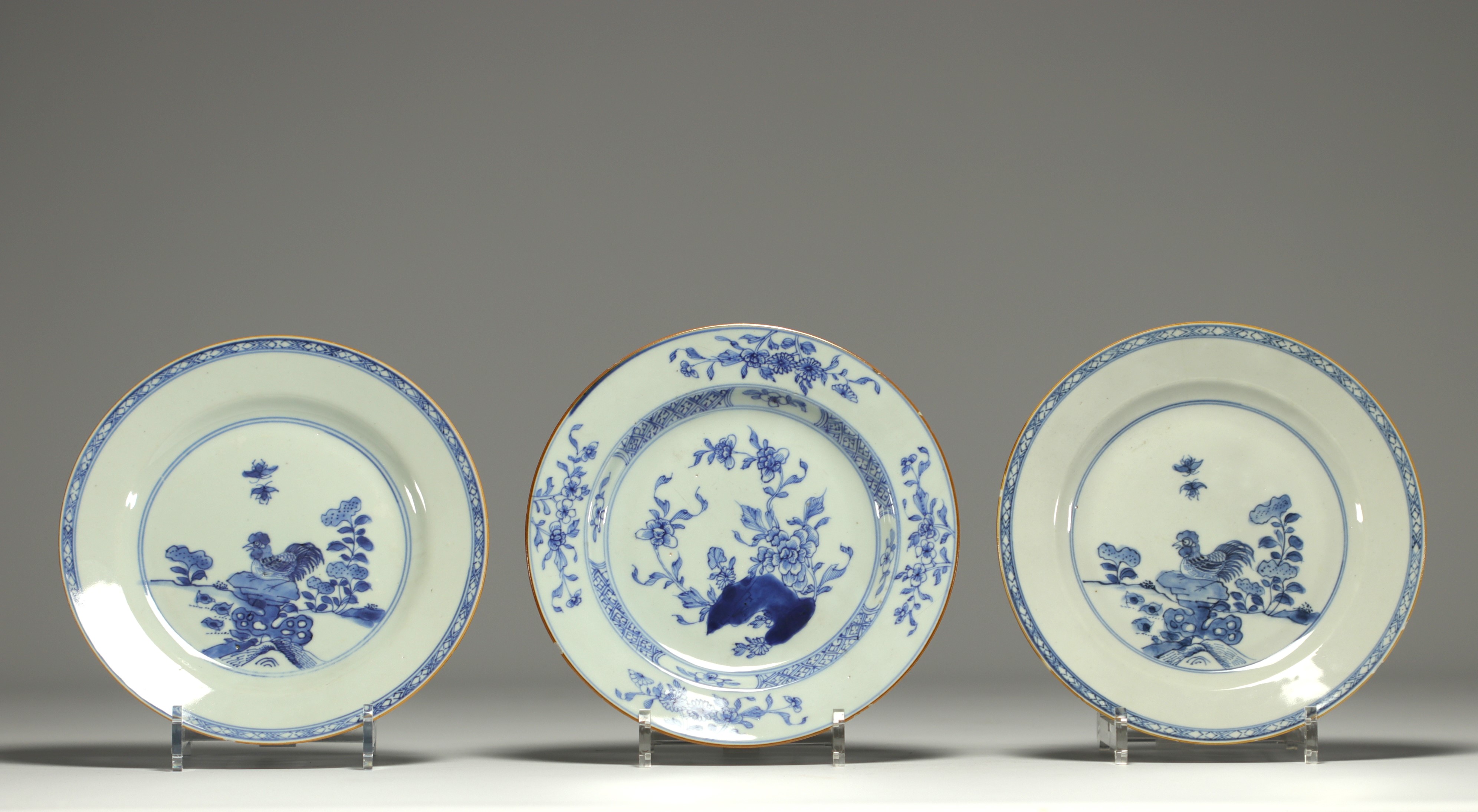 China - Set of three blue-white porcelain plates. - Image 2 of 3