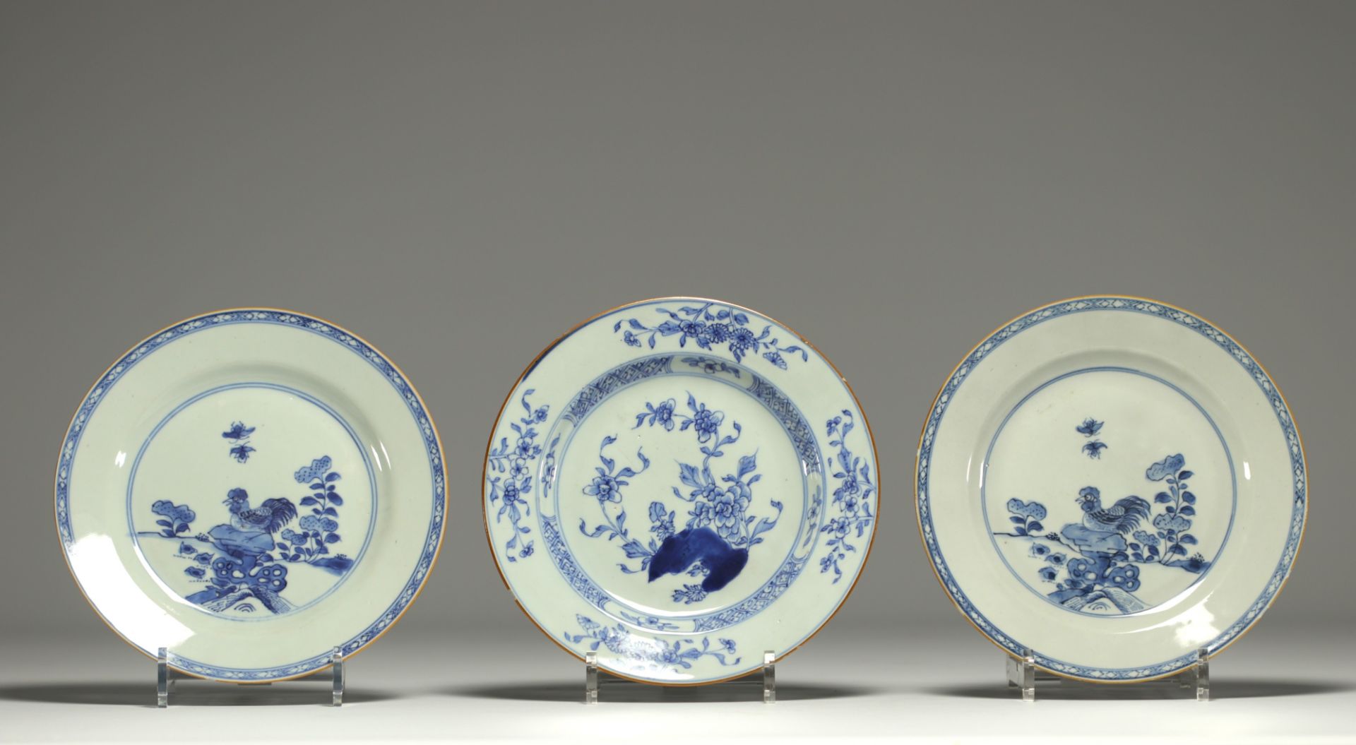 China - Set of three blue-white porcelain plates. - Bild 2 aus 3