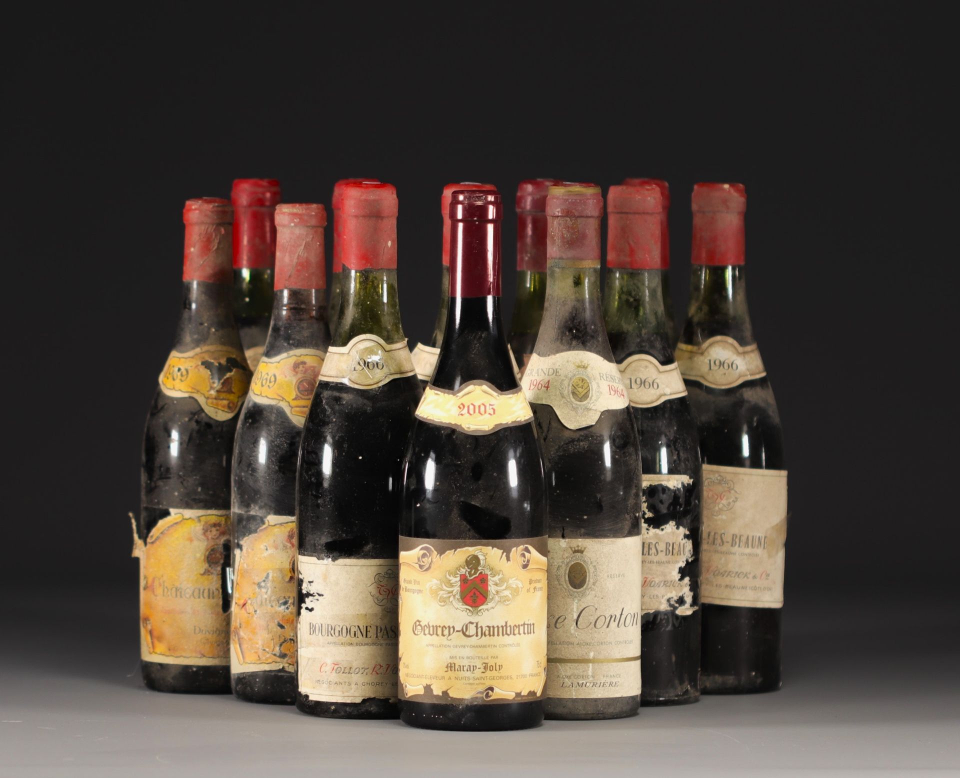 Lot of 12 bottles of various Burgundy and Chateauneuf du Pape wines.