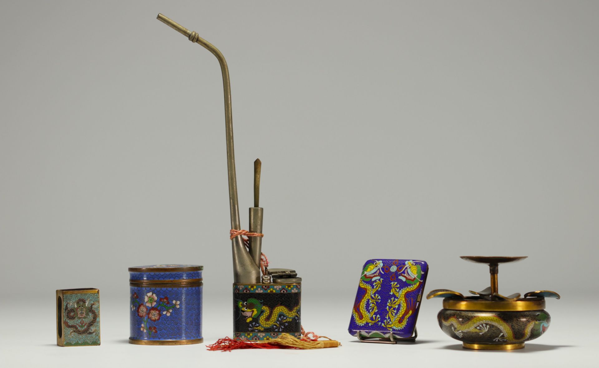 China - Smoker's set comprising five cloisonne enamel pieces. - Image 2 of 2