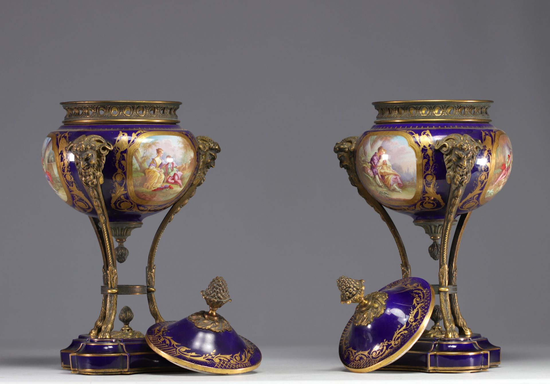 Pair of Sevres porcelain cassolettes decorated with gallant scenes, mounted on bronze. - Bild 4 aus 5