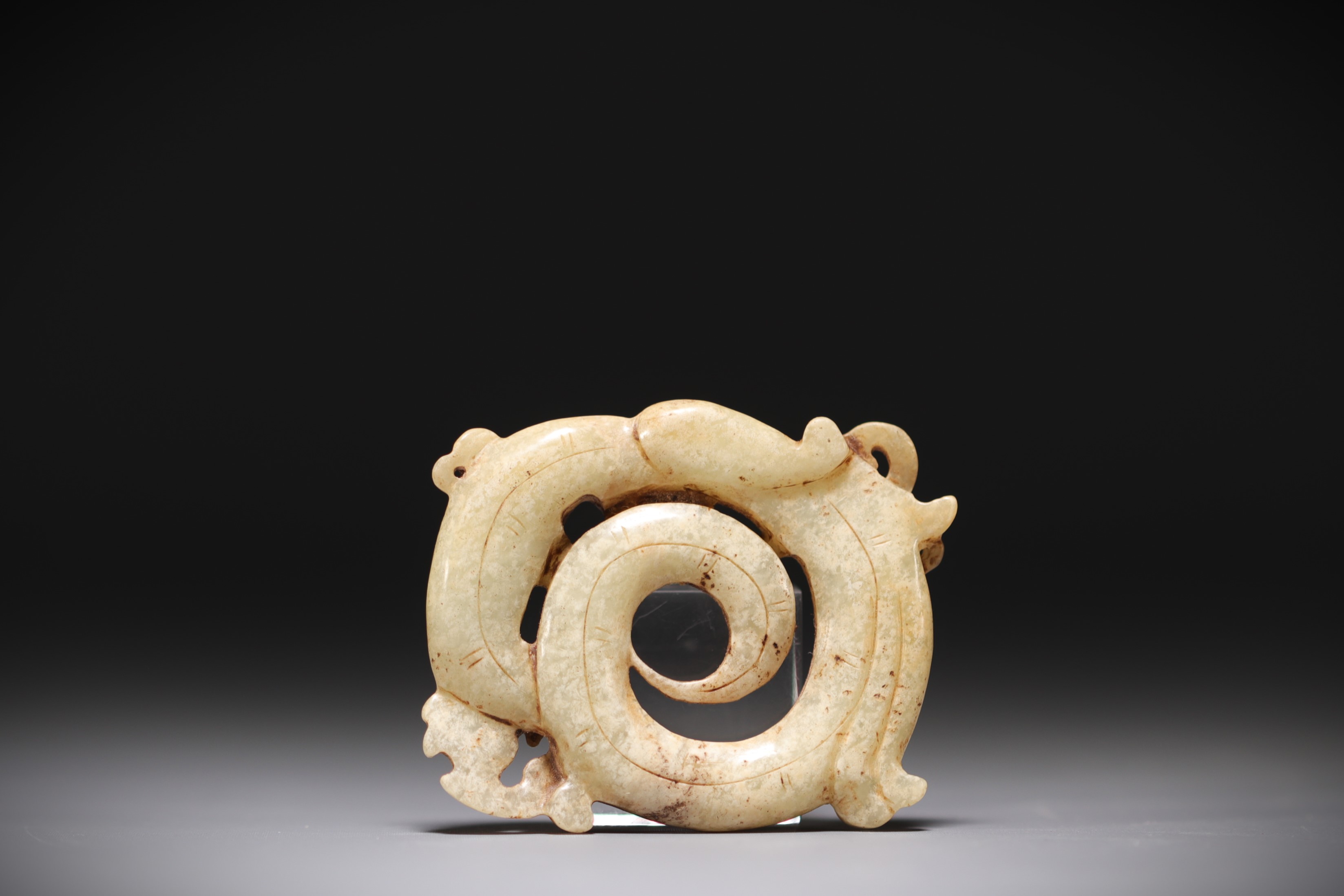 China - White jade pendant representing a phoenix. - Image 2 of 3