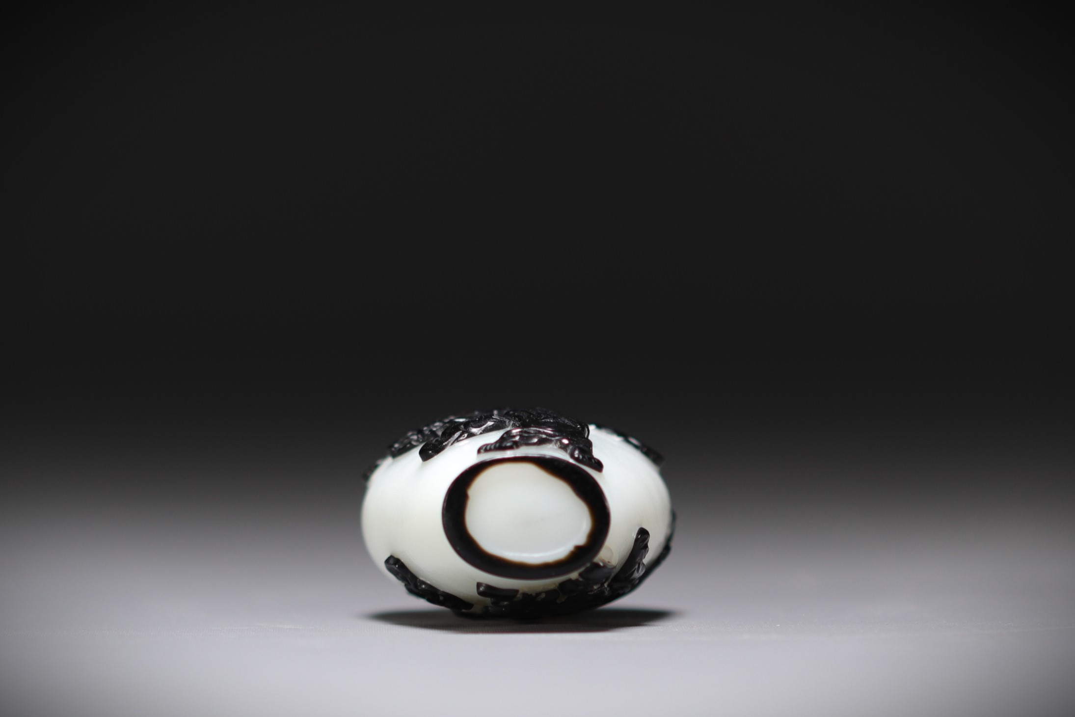 China - Snuffbox in two-tone white/black multi-layered glass decorated with children, signed. - Image 4 of 4