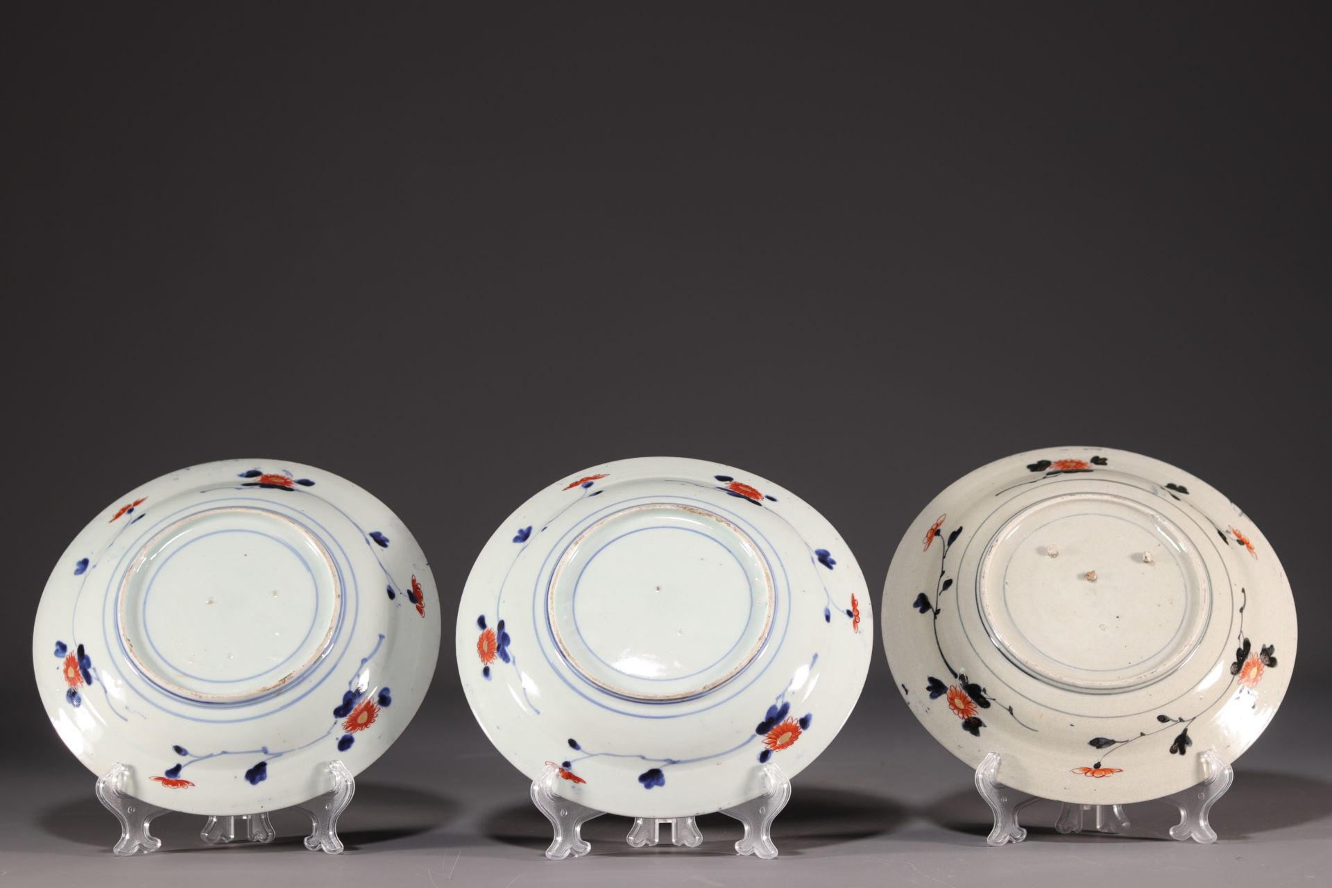 Japon - Ensemble de trois assiettes Imari a decor de carpes. - Bild 2 aus 2