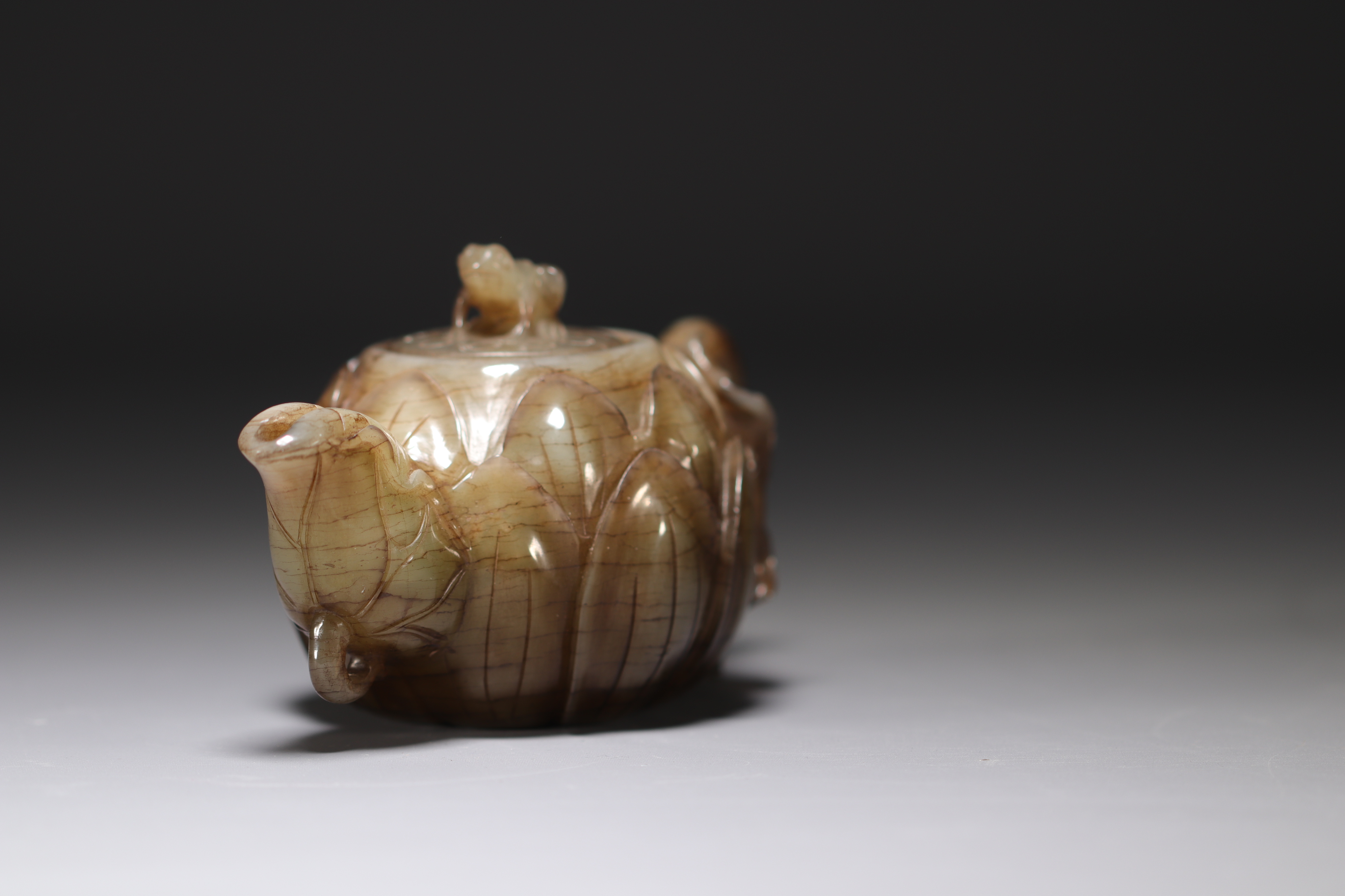 China - Lotus-shaped green/brown jade teapot, frog-shaped fretel. - Image 2 of 4