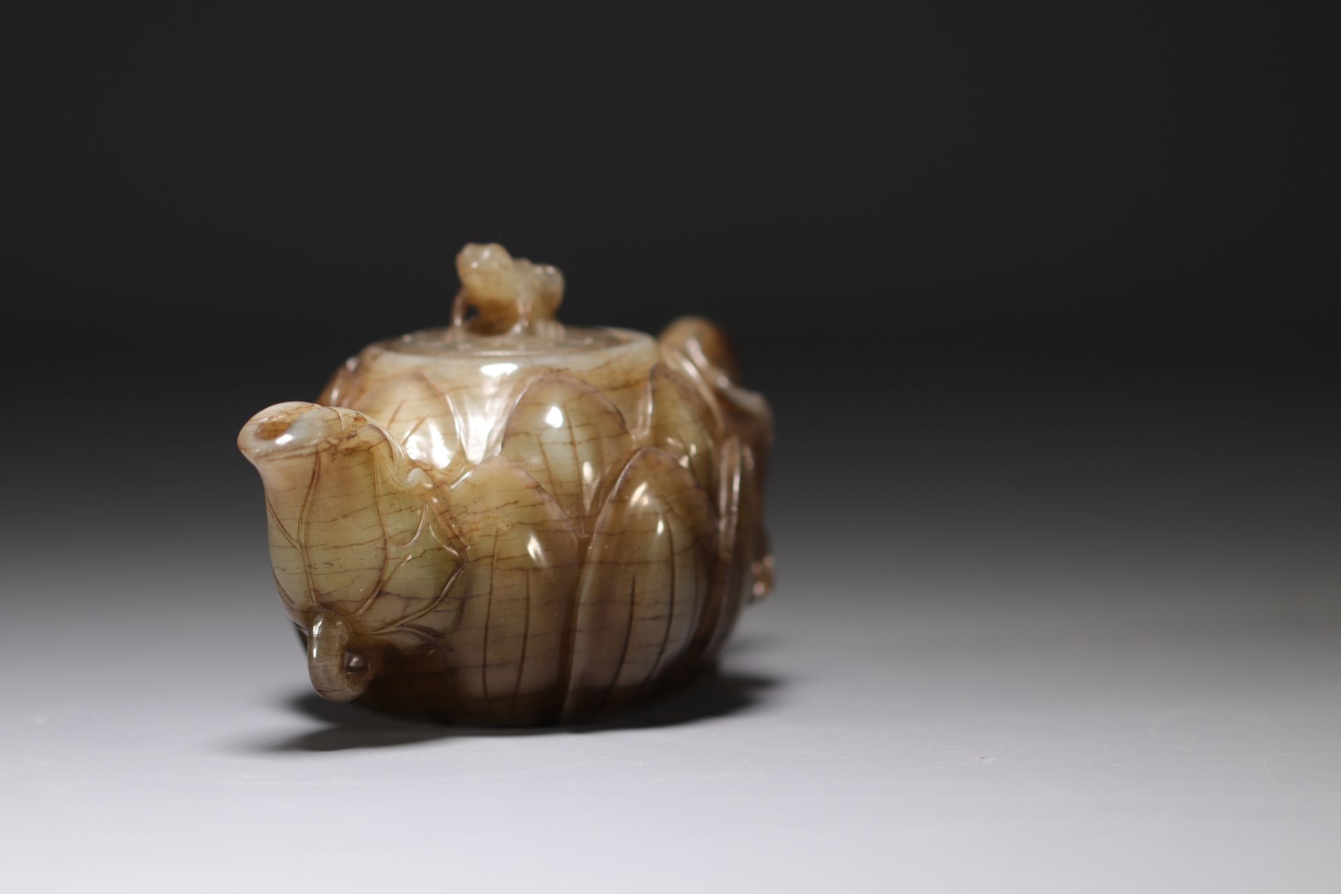 China - Lotus-shaped green/brown jade teapot, frog-shaped fretel. - Bild 2 aus 4