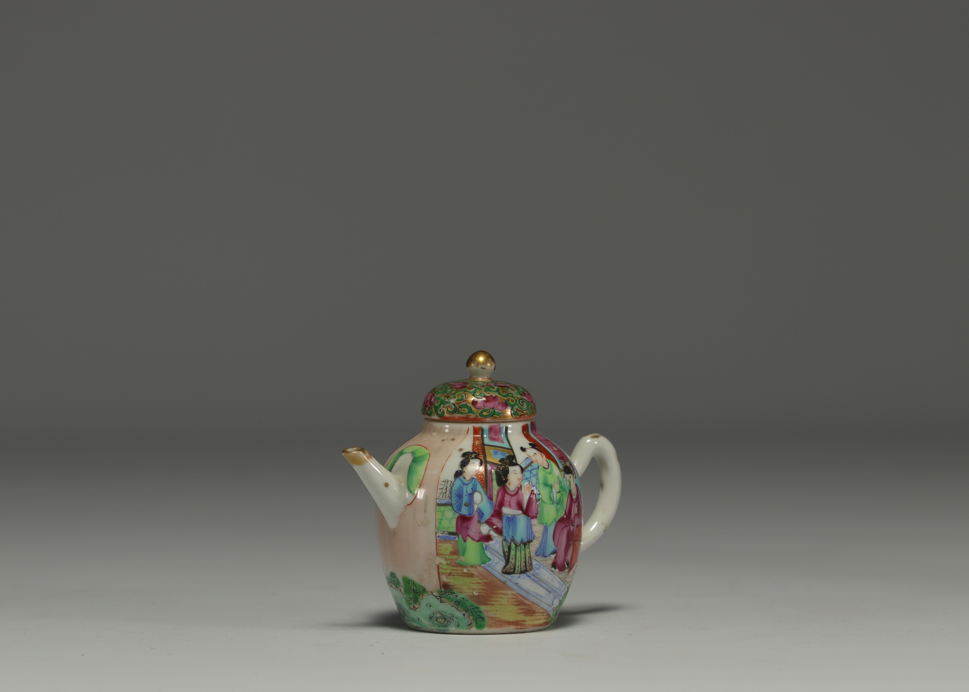 China - Set comprising an 18th century Compagnie des Indes porcelain tea caddy, a Canton porcelain t - Image 9 of 11