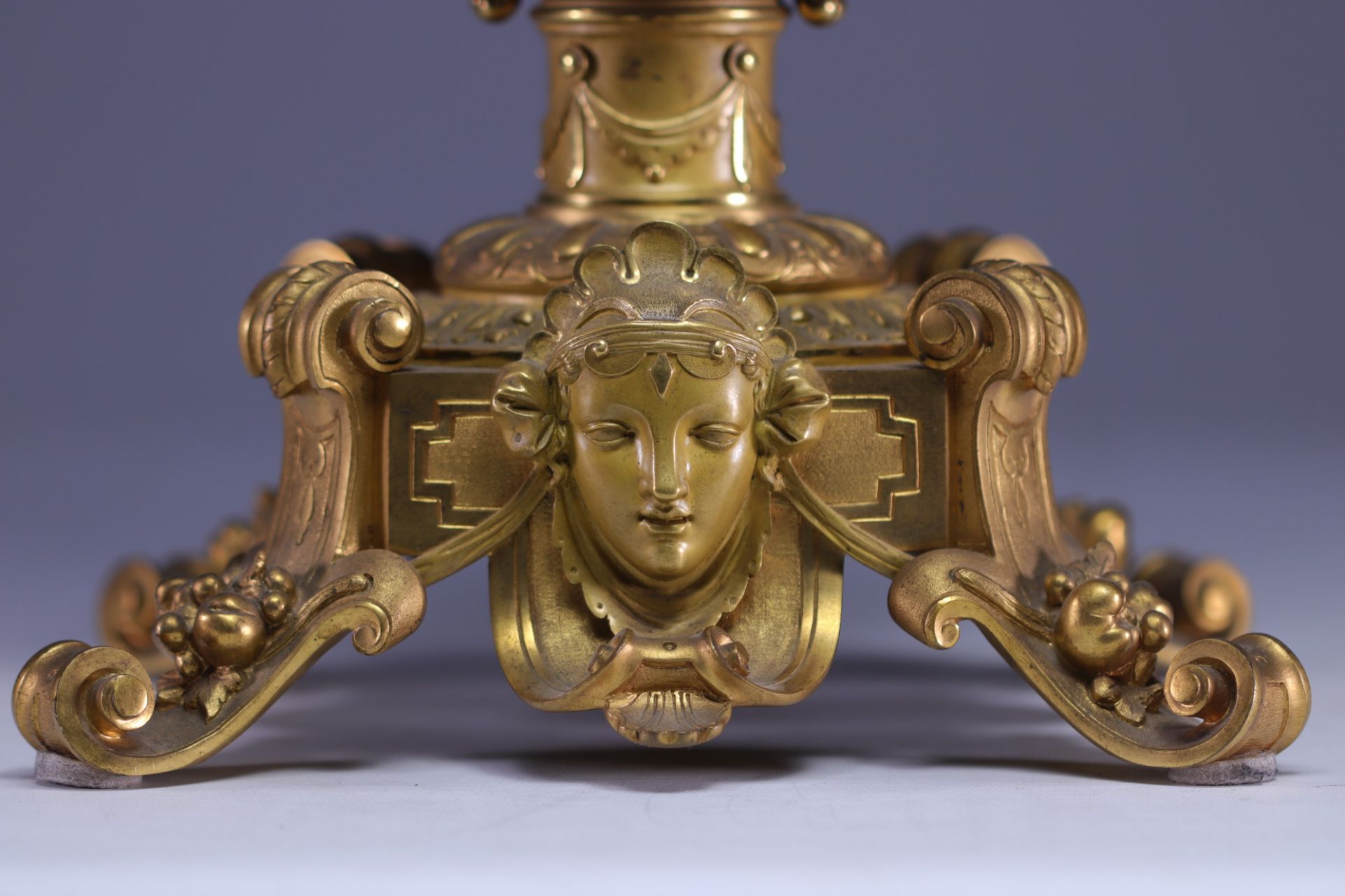 A rare Sevres porcelain and gilt bronze clock decorated with cherubs. - Bild 4 aus 8