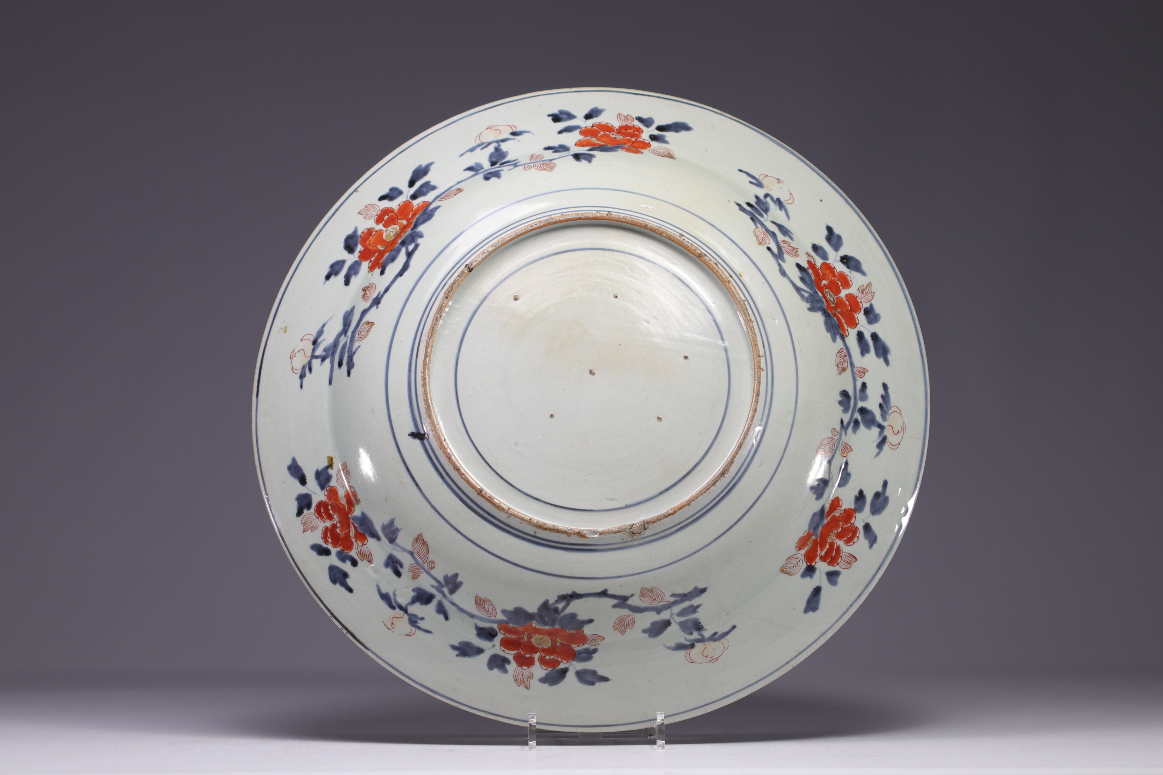 Japan - A large Japanese porcelain dish decorated with flowers, 18th century. - Image 2 of 2